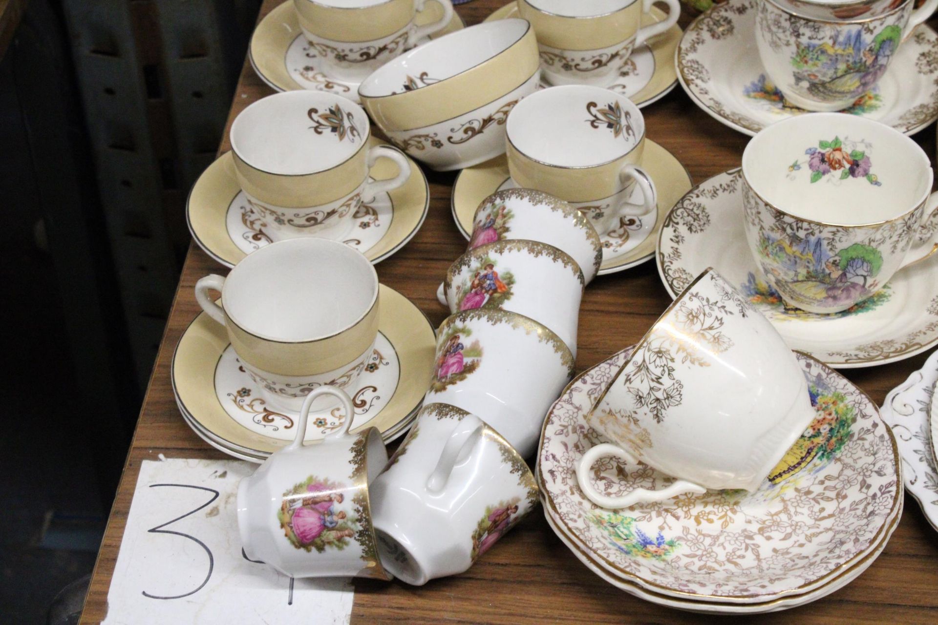 A MIXED LOT OF TEAWARE TO INCLUDE CUPS, SAUCERS, SIDE PLATES. CAKE PLATES, CREAM JUG SUGAR BOWL ETC - Image 3 of 5