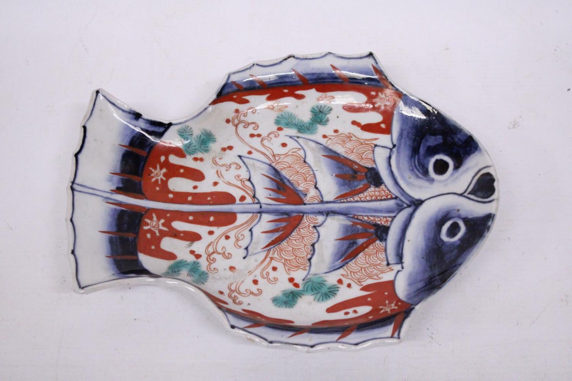 AN IMARI PORCELAIN FISH PLATE