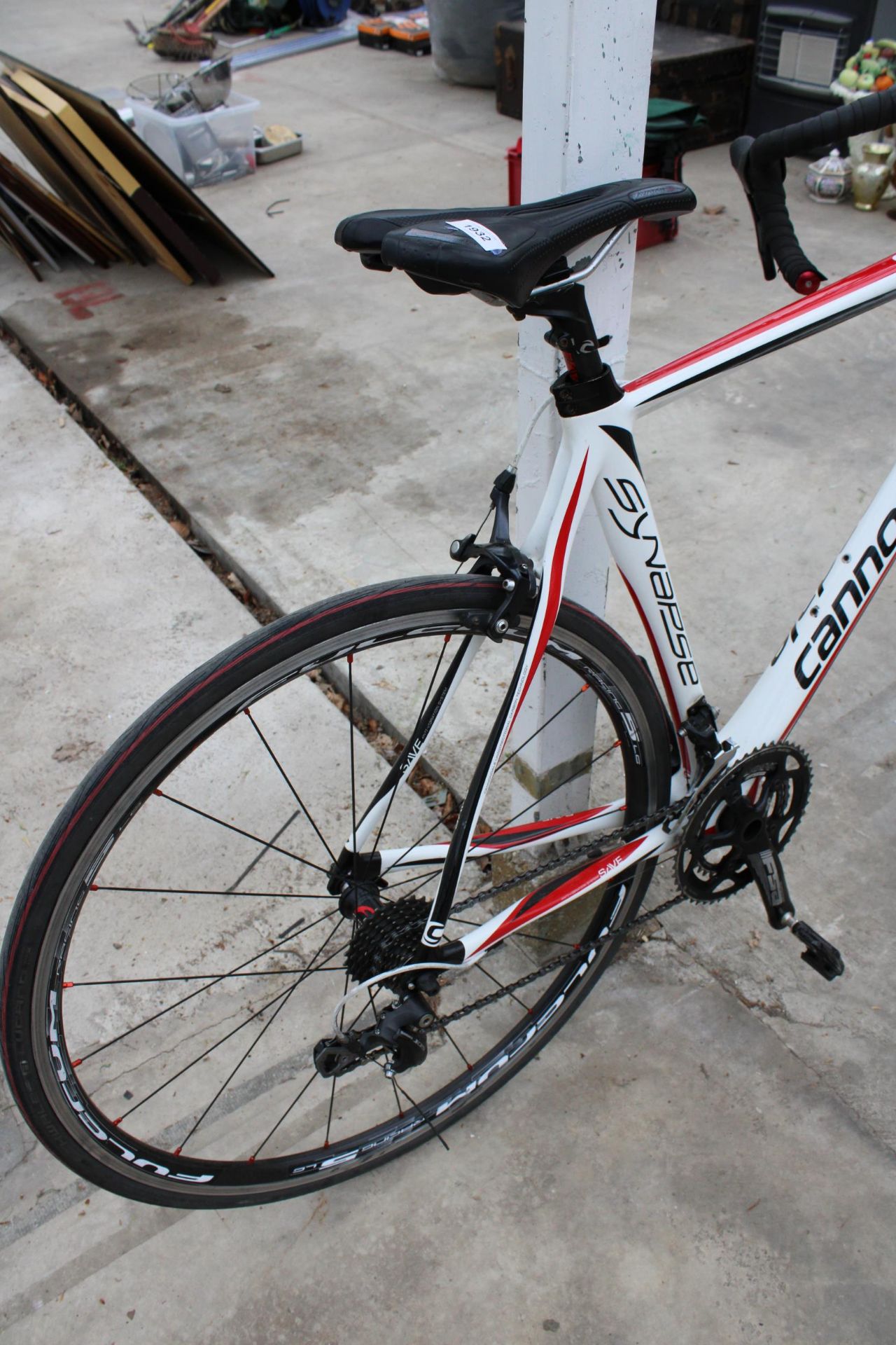 A CANNONDALE SYNAPSE FULL CARBON ROAD RACING BIKE WITH 20 SPEED SHIMANO 105 GEAR SYSTEM - Image 2 of 3