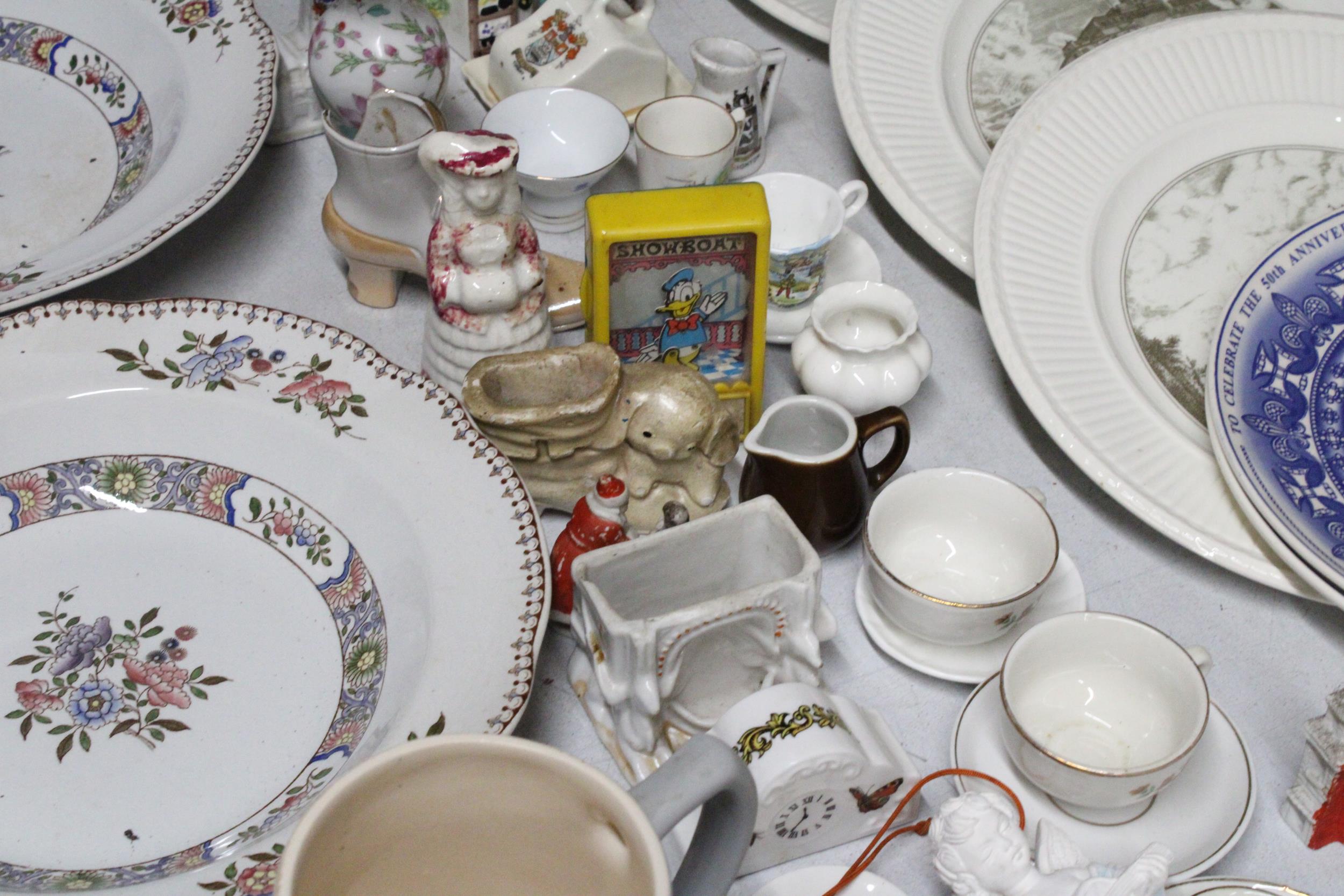 A MIXED LOT OF CERAMICS TO INCLUDE SPODE LARGE WARING AND GILLOW BOWLS, CABINET PLATES, SMALL CUPS - Image 5 of 5