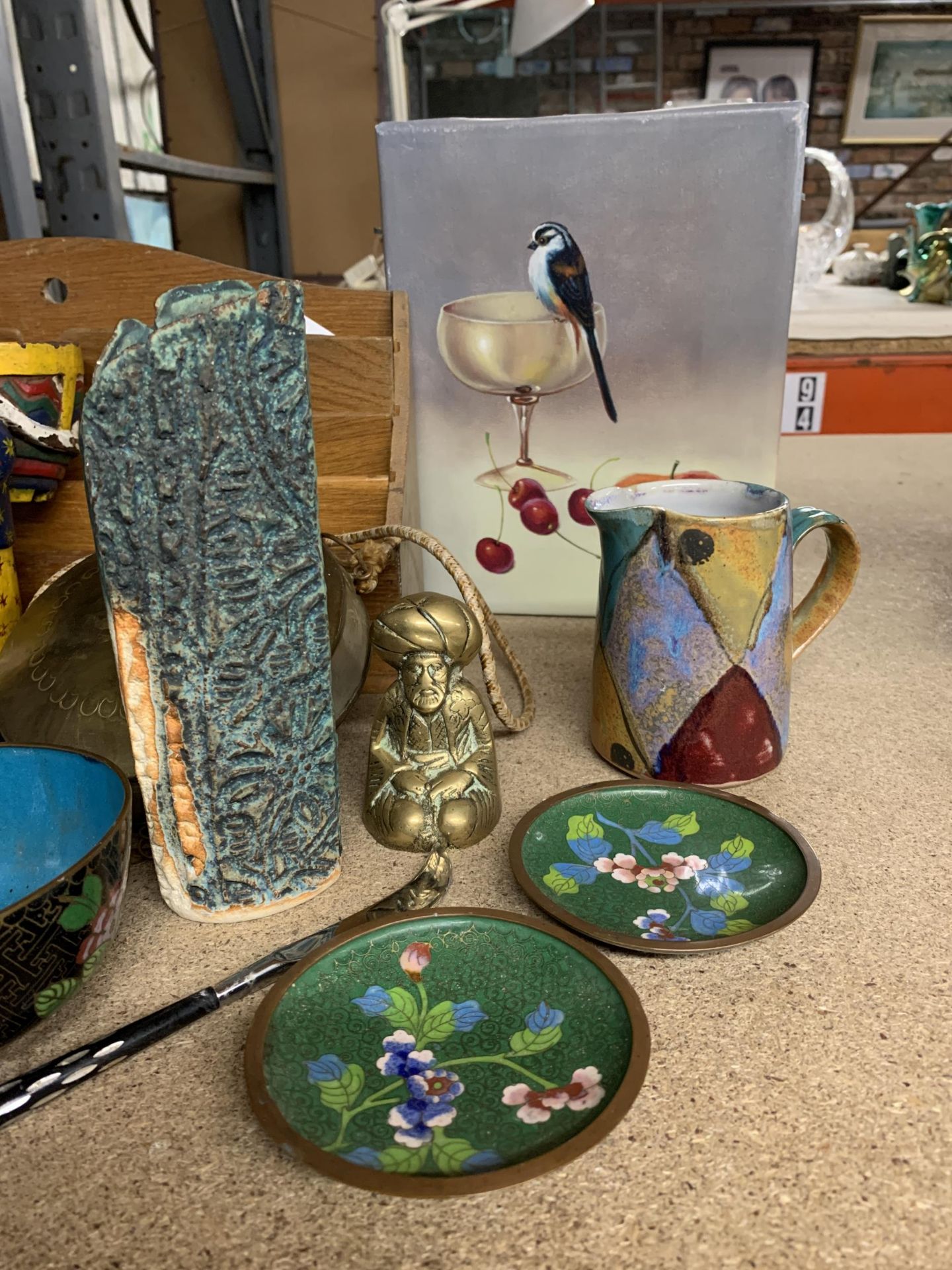 A MIXED LOT TO INCLUDE A ORIENTAL ENAMEL BOWL AND TWO TRINKET DISHES, A SMALL VINTAGE SOLID BRASS - Image 2 of 3