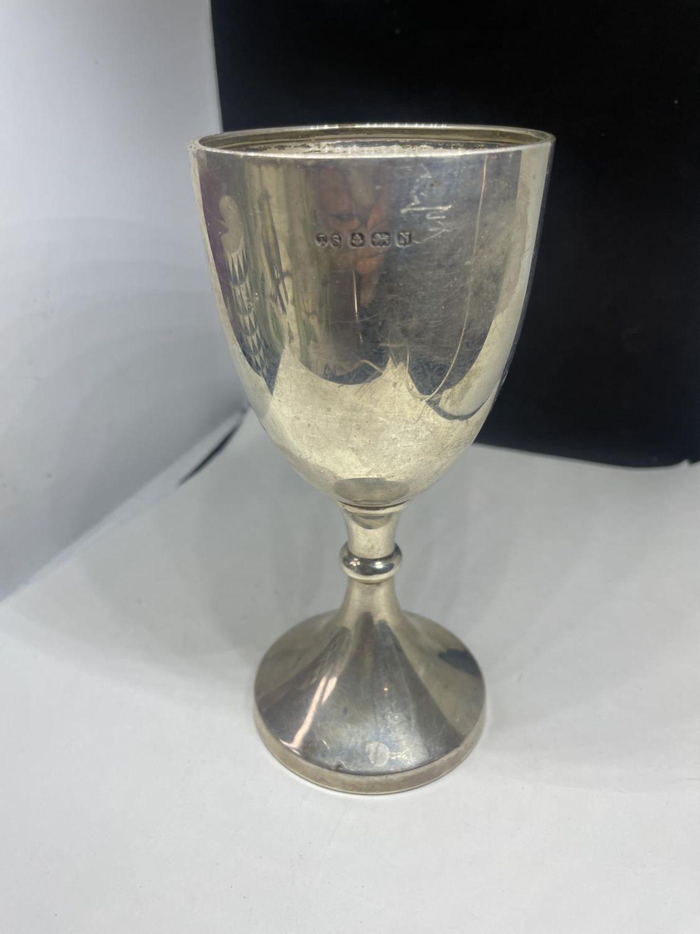 A HALLMARKED BIRMINGHAM SILVER GOBLET GROSS WEIGHT 104.7 GRAMS - Image 3 of 4
