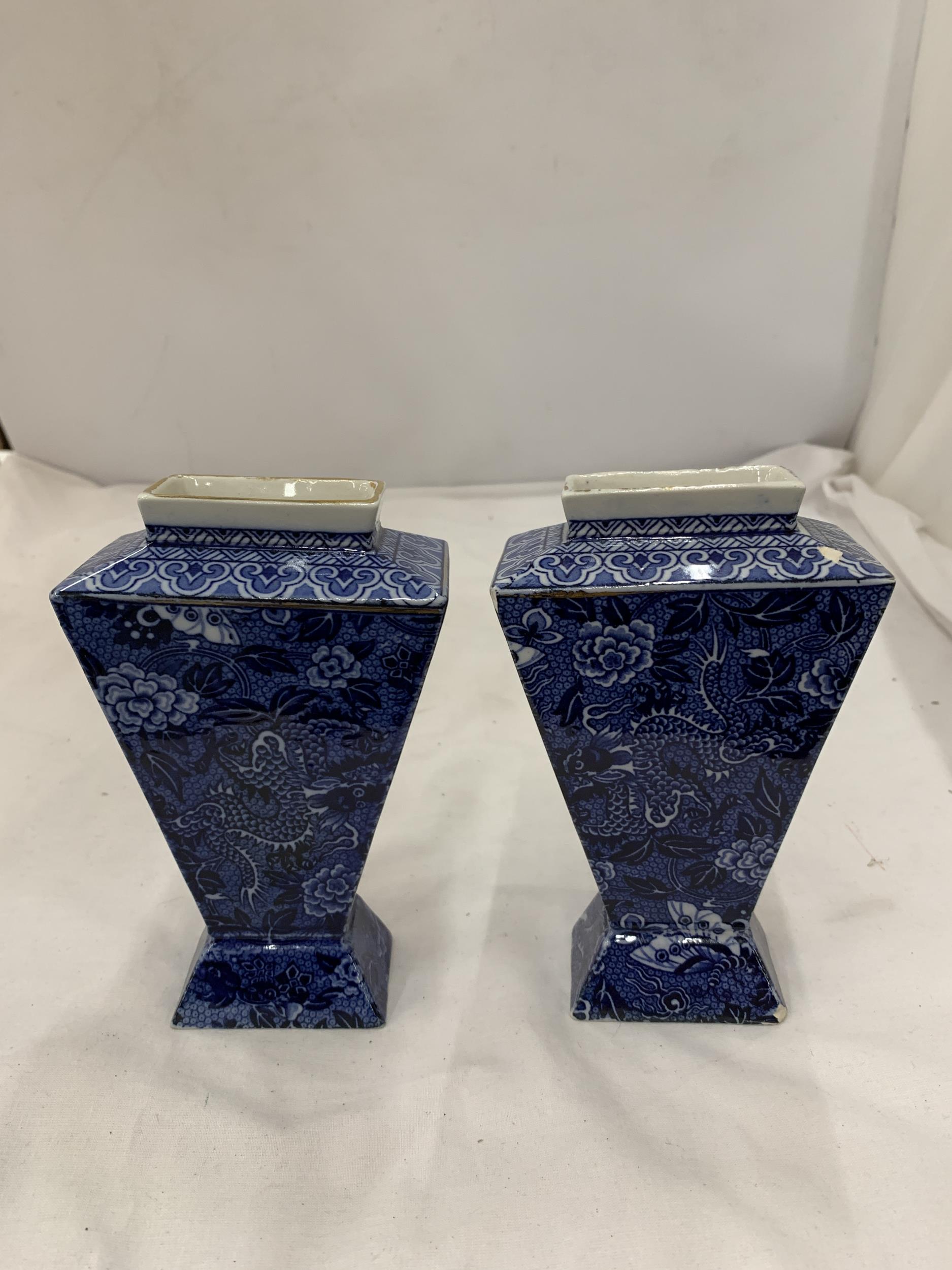 A PAIR OF EARLY 20TH CENTURY, SHELLEY, 'BLUE DRAGON' VASES, HEIGHT 15CM - Image 5 of 9