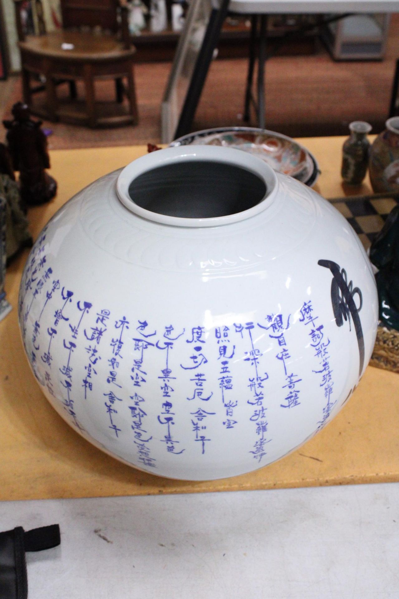A LARGE CHINESE BLUE AND WHITE VASE WITH INSCRIPTIONS - Image 3 of 6