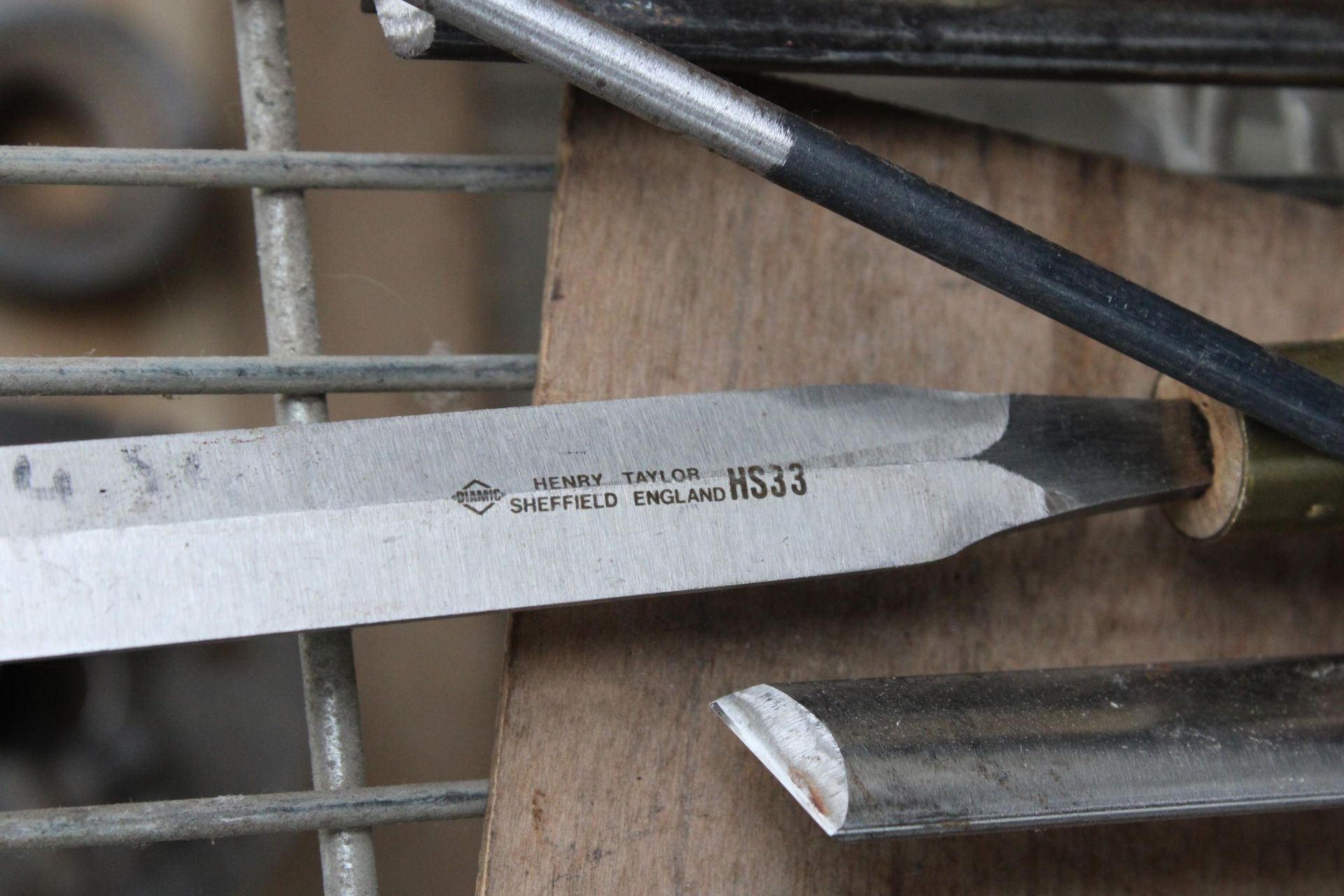 AN ASSORTMENT OF EIGHT LARGE WOODEN HANDLE LATHE TOOLS AND CHISELS - Image 4 of 5