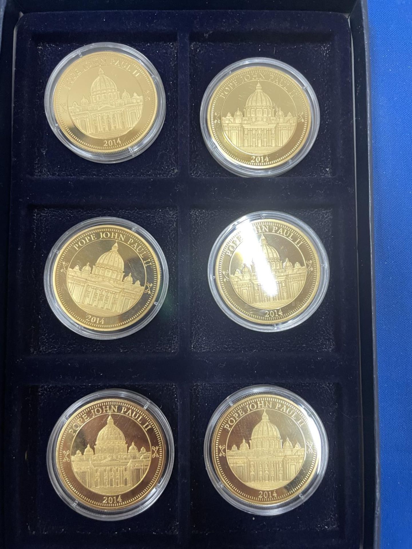 A SET OF SIX LIMITED EDITION GOLD PLATED COINS DEPICTING POPE IN 2014 BY THE EU COMMISSION AND THE - Image 5 of 6