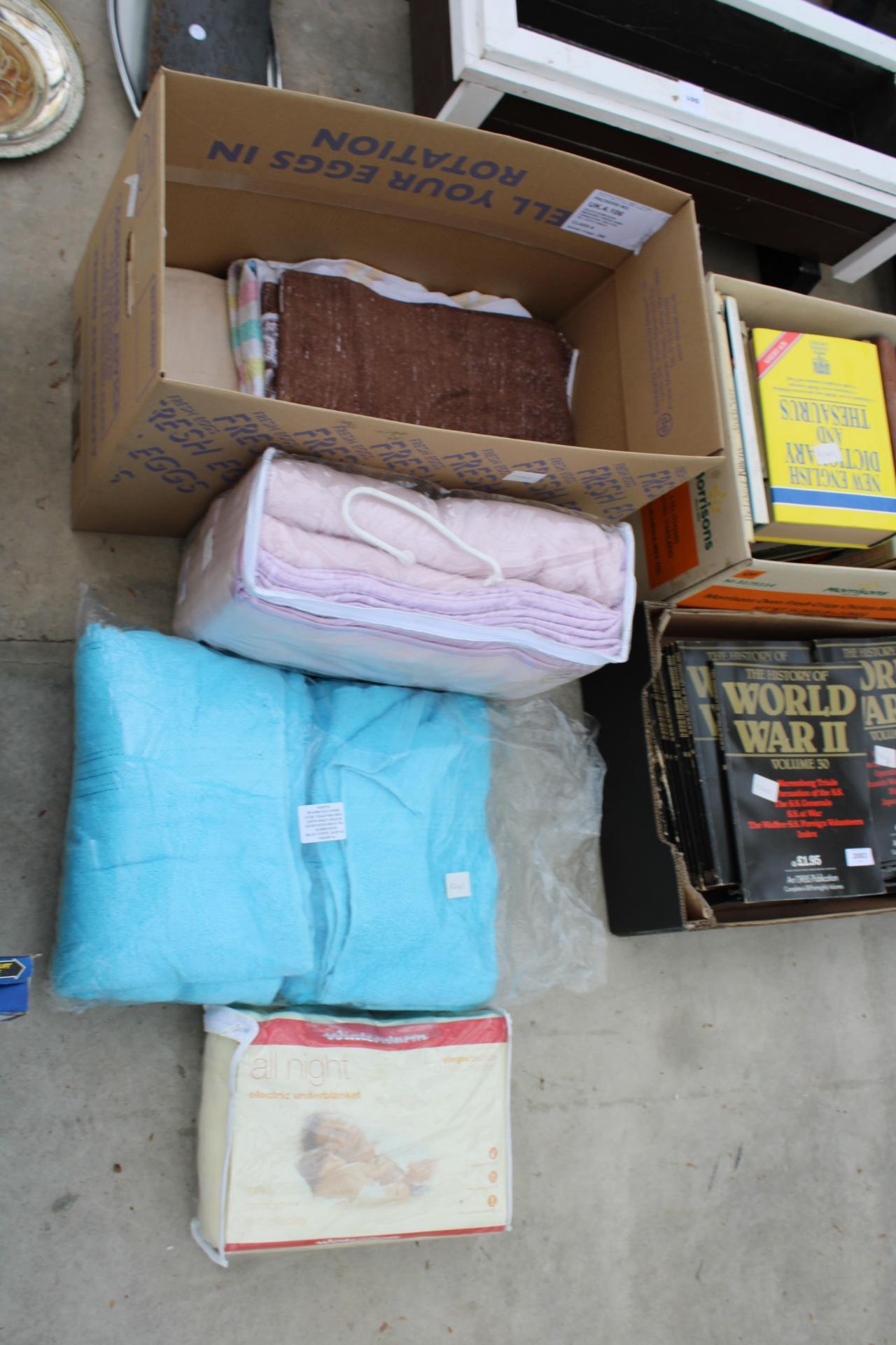 A LARGE ASSORTMENT OF VARIOUS BOOKS AND MATERIAL - Image 2 of 4
