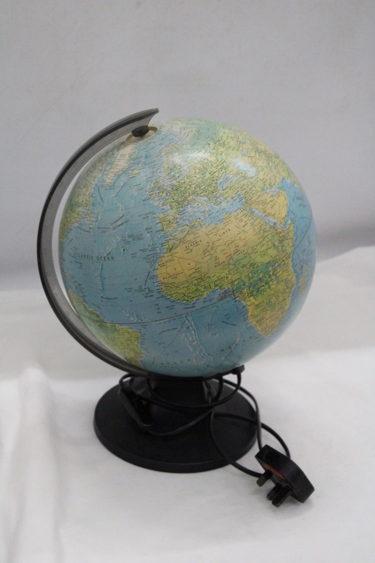 A ROTATING ILLUMINATED GLOBE - APPROXIMATELY 32CM HIGH - Image 3 of 3