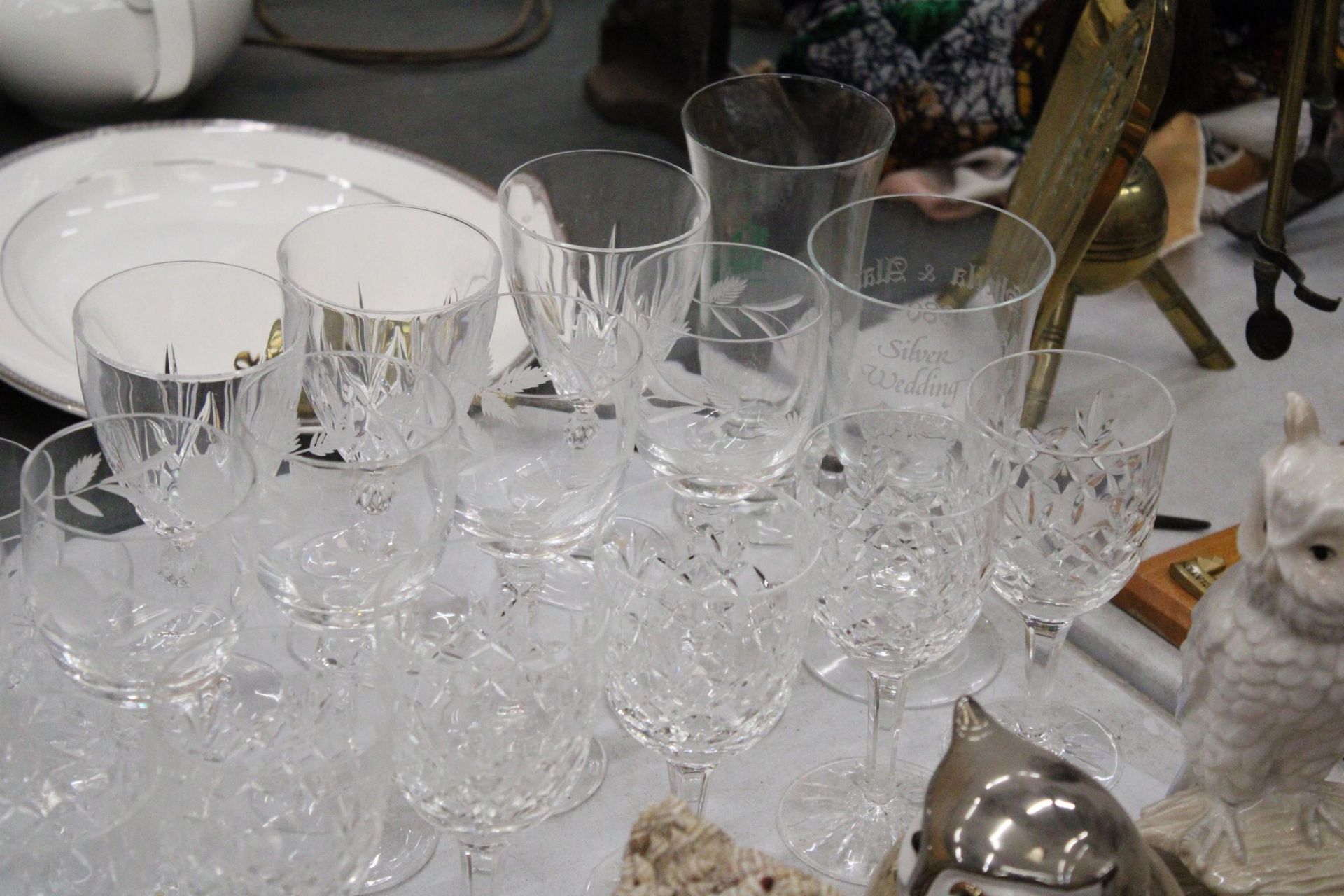 A COLLECTION OF GLASSES TO INCLUDE ETCJED WINE GLASSES, SHERRY, ETC - Image 5 of 5