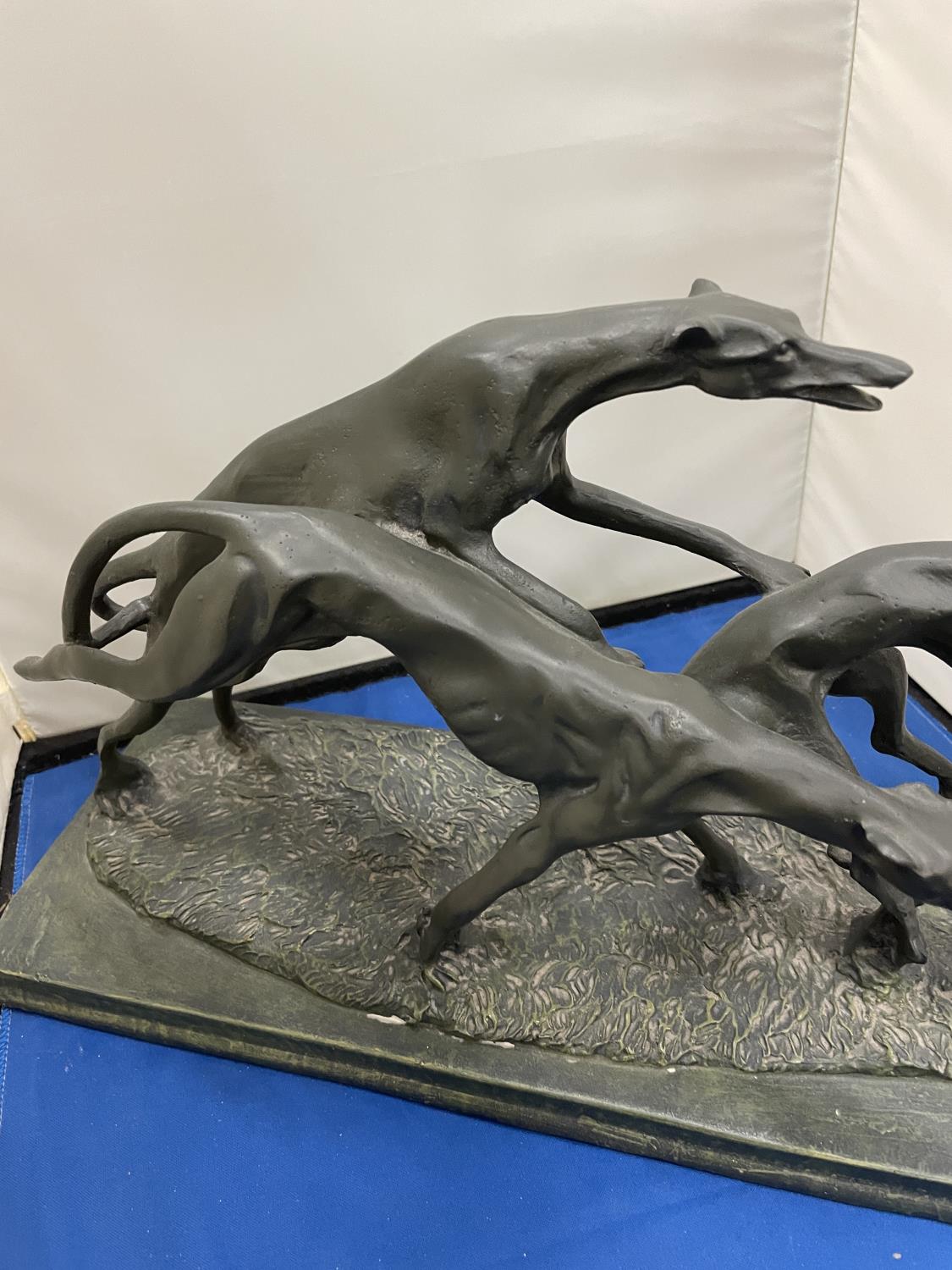 A LARGE RESIN SCULPTURE OF THREE GREYHOUNDS RUNNING ON A BASE LENGTH 38CM - Image 4 of 8