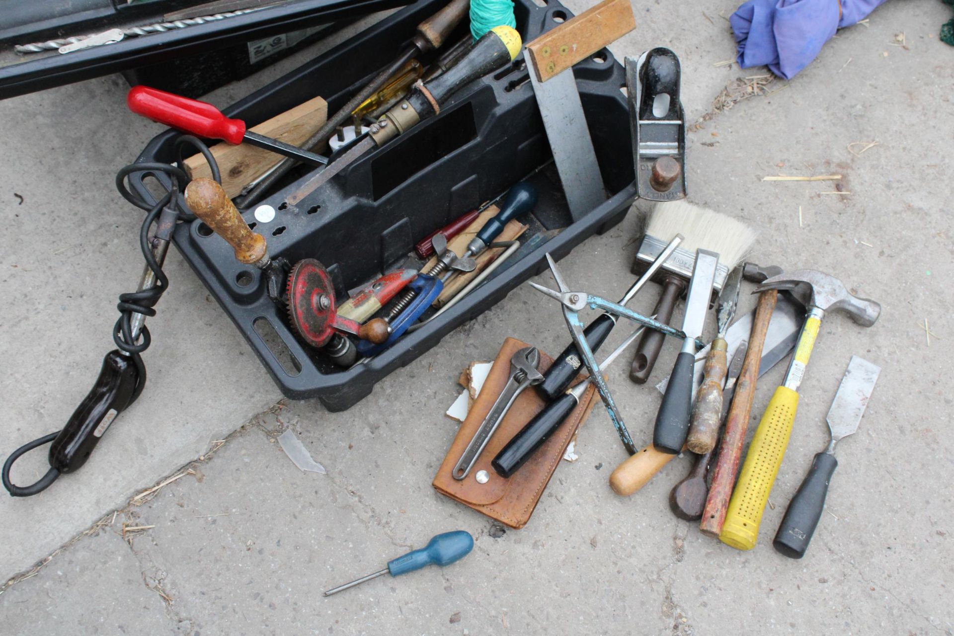 A PLASTIC TOOL BOX AND AN ASSORTMENT OF TOOLS TO INCLUDE SCREW DRIVERS AND CHISELS ETC - Image 2 of 5