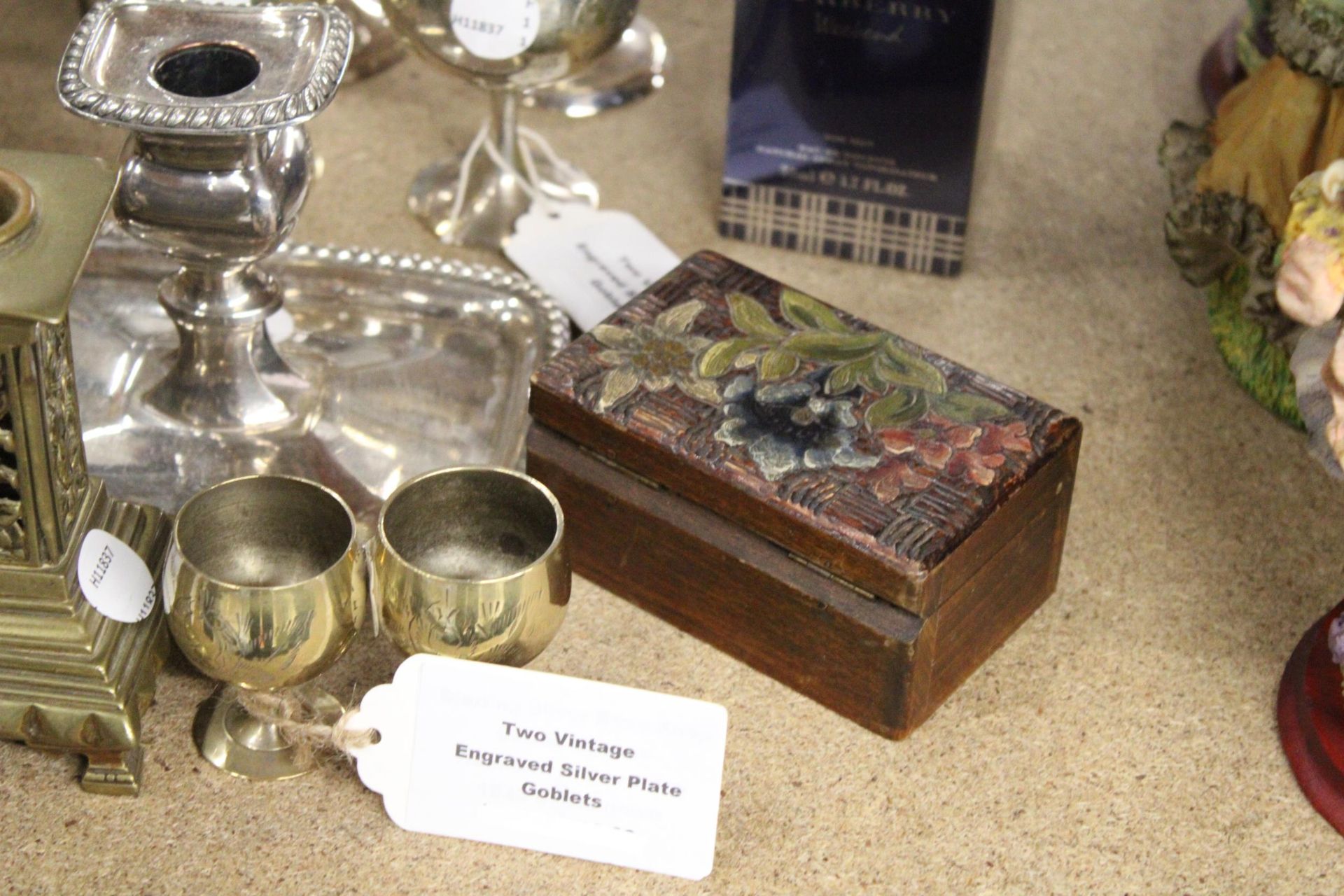 A MIXED LOT OF ITEMS TO INCLUDE TWO VINTAGE ENGRAVED SILVER PLATE GOBLETS, A PAIR OF GOTHIC - Image 3 of 5