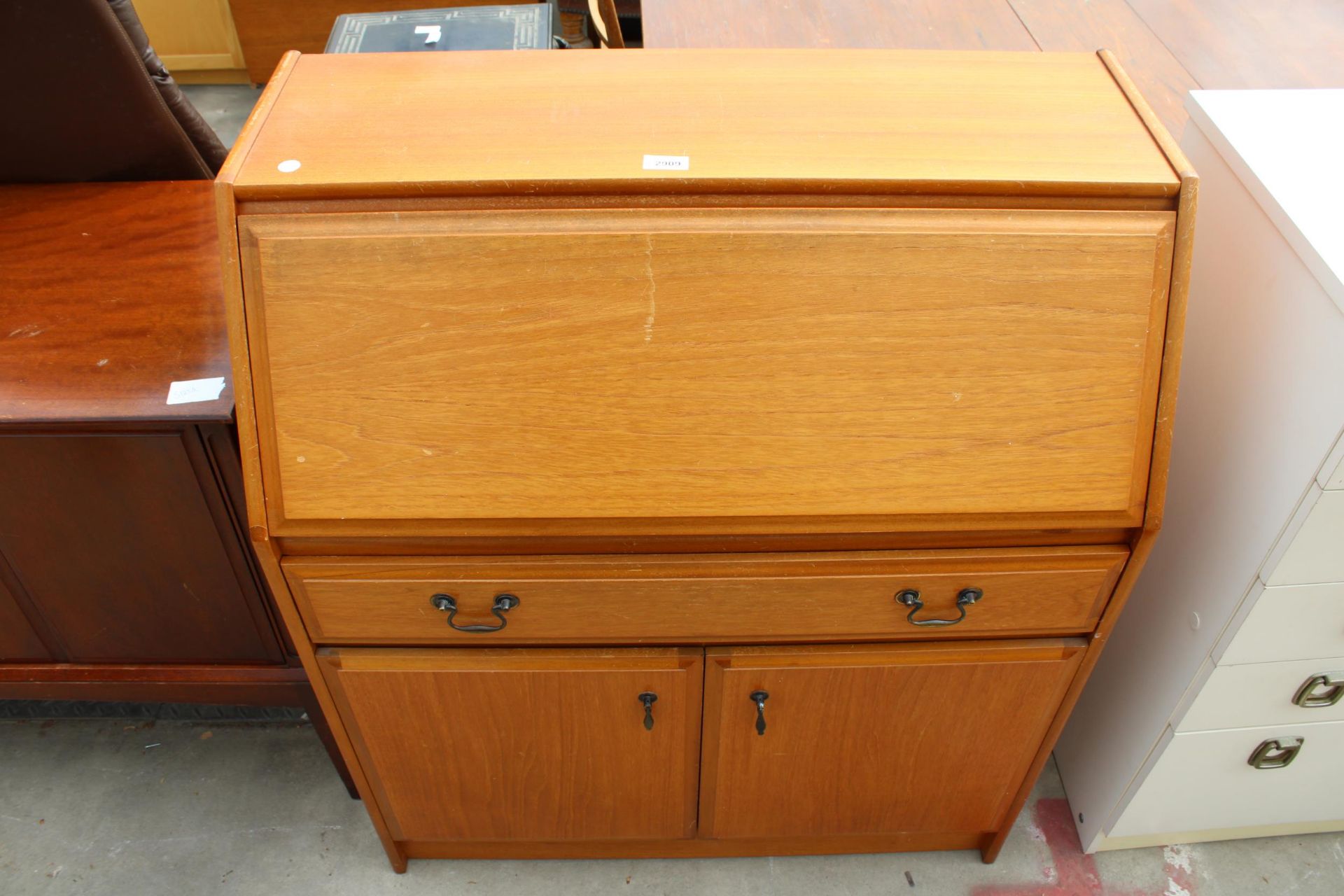 A RETRO TEAK BUREAU WITH CUPBOARDS AND SINGLE DRAWER TO BASE, 33" WIDE