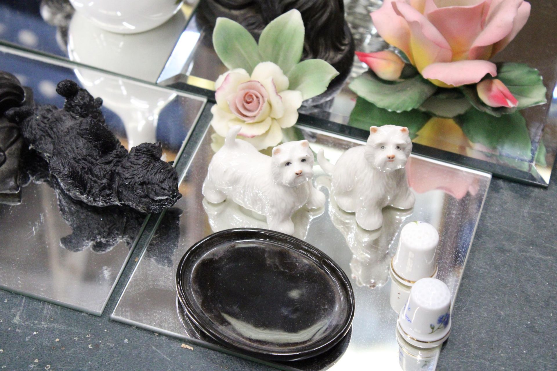 A QUANTITY OF ITEMS TO INCLUDE DOG FIGURES, A SCOTTIE DOG SALT AND PEPPER SET, CERAMIC ROSES, A - Image 4 of 5
