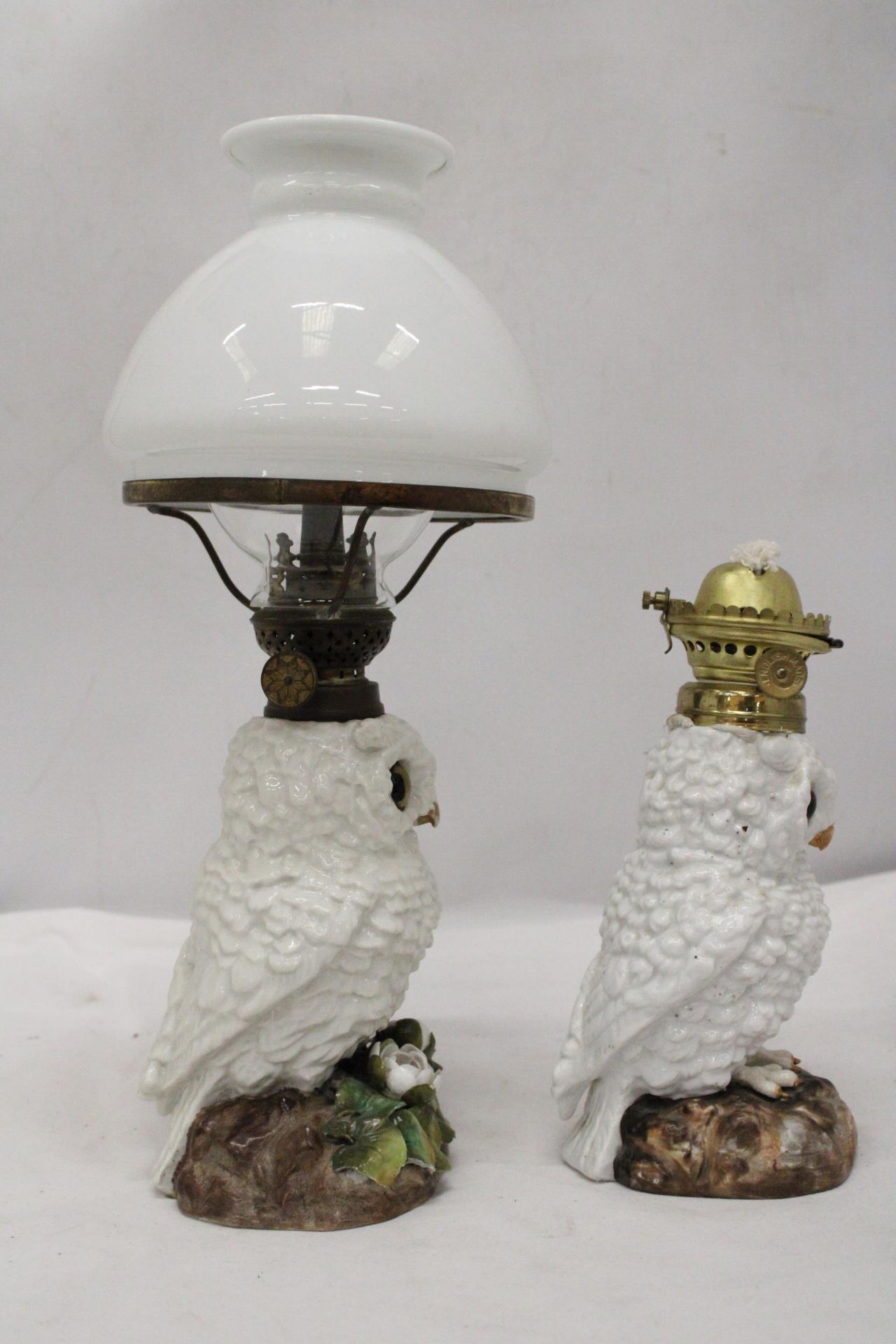 TWO VINTAGE OIL LAMPS WITH OWL BASES, ONE MISSING THE SHADE, HEIGHT 35CM - Image 5 of 7