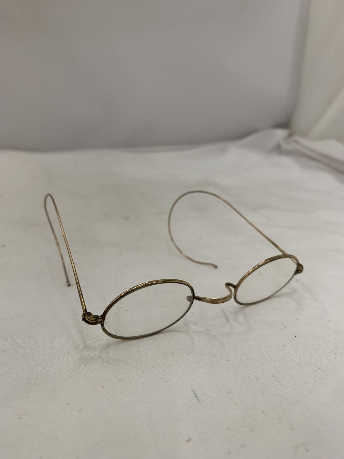 A PAIR OF VICTORIAN SPECTACLES, CASED - Image 3 of 4