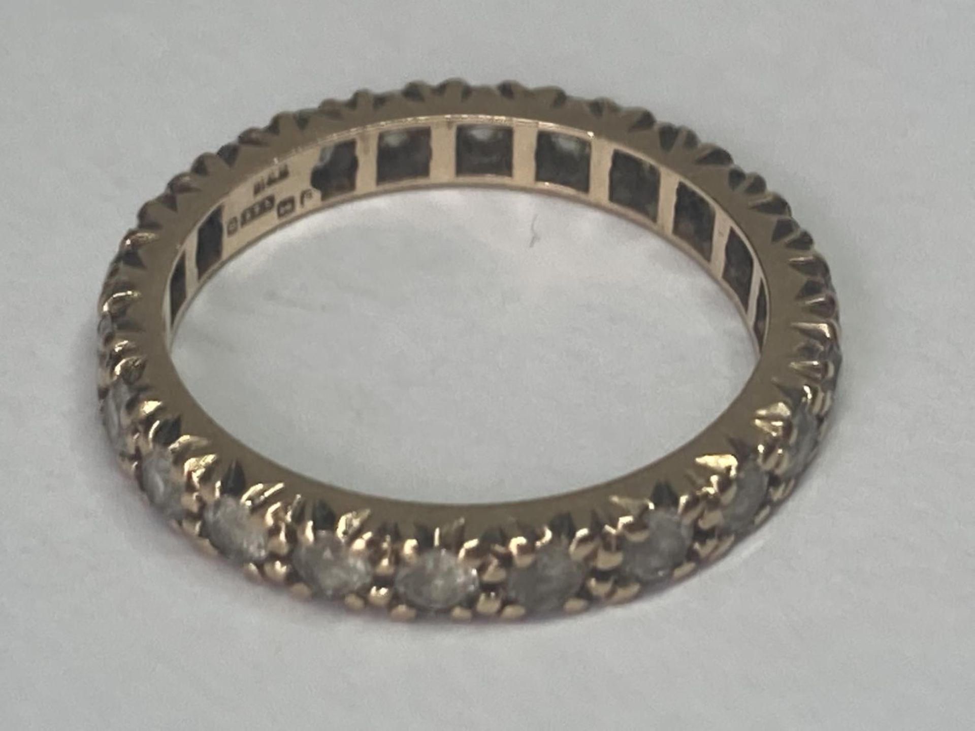 A 9 CARAT GOLD BAND RING WITH CUBIC ZIRCONIAS - Image 6 of 6