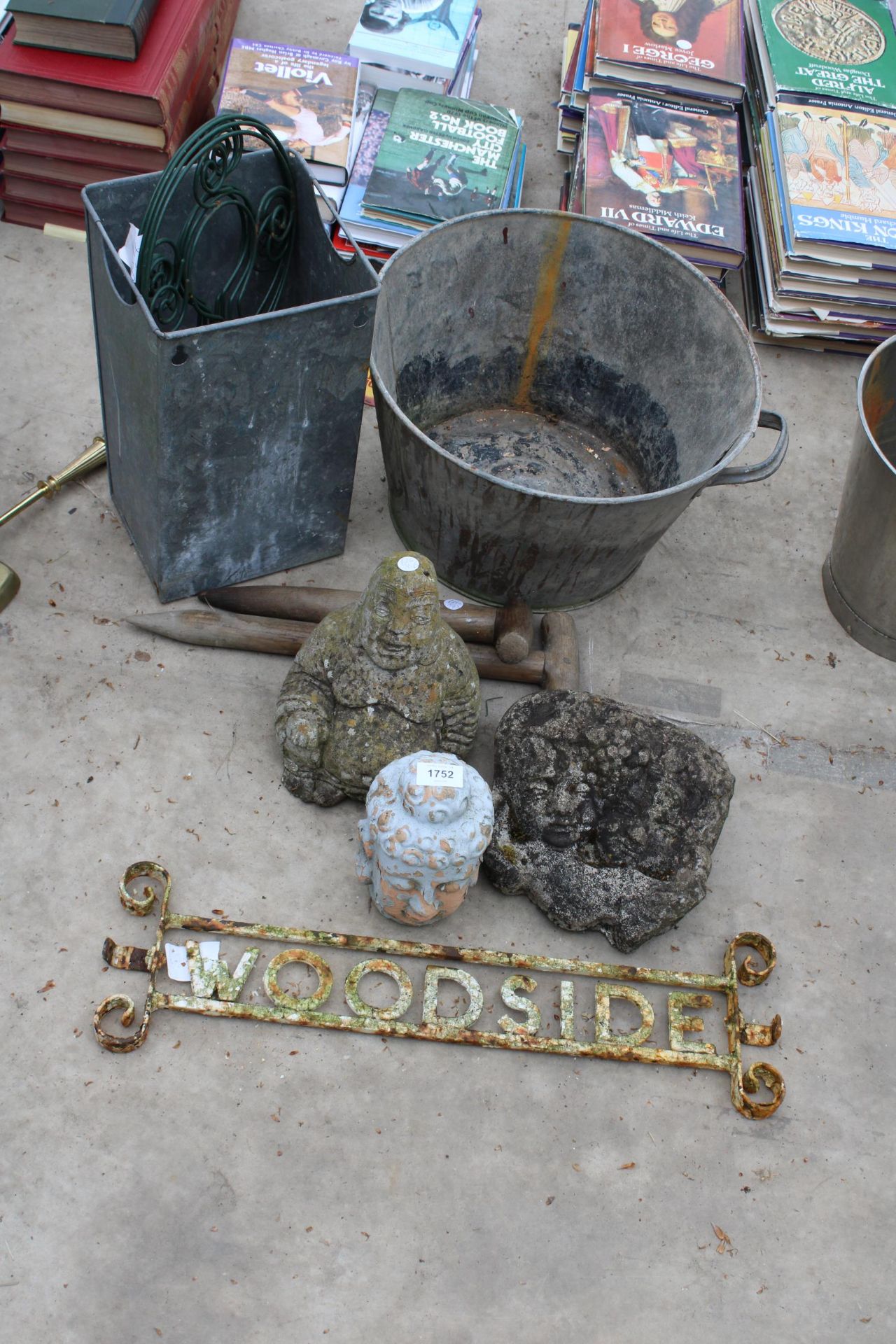 AN ASSORTMENT OF GARDEN ITEMS TO INCLUDE CONCRETE FIGURES, A TIN BATH AND A SIGN ETC
