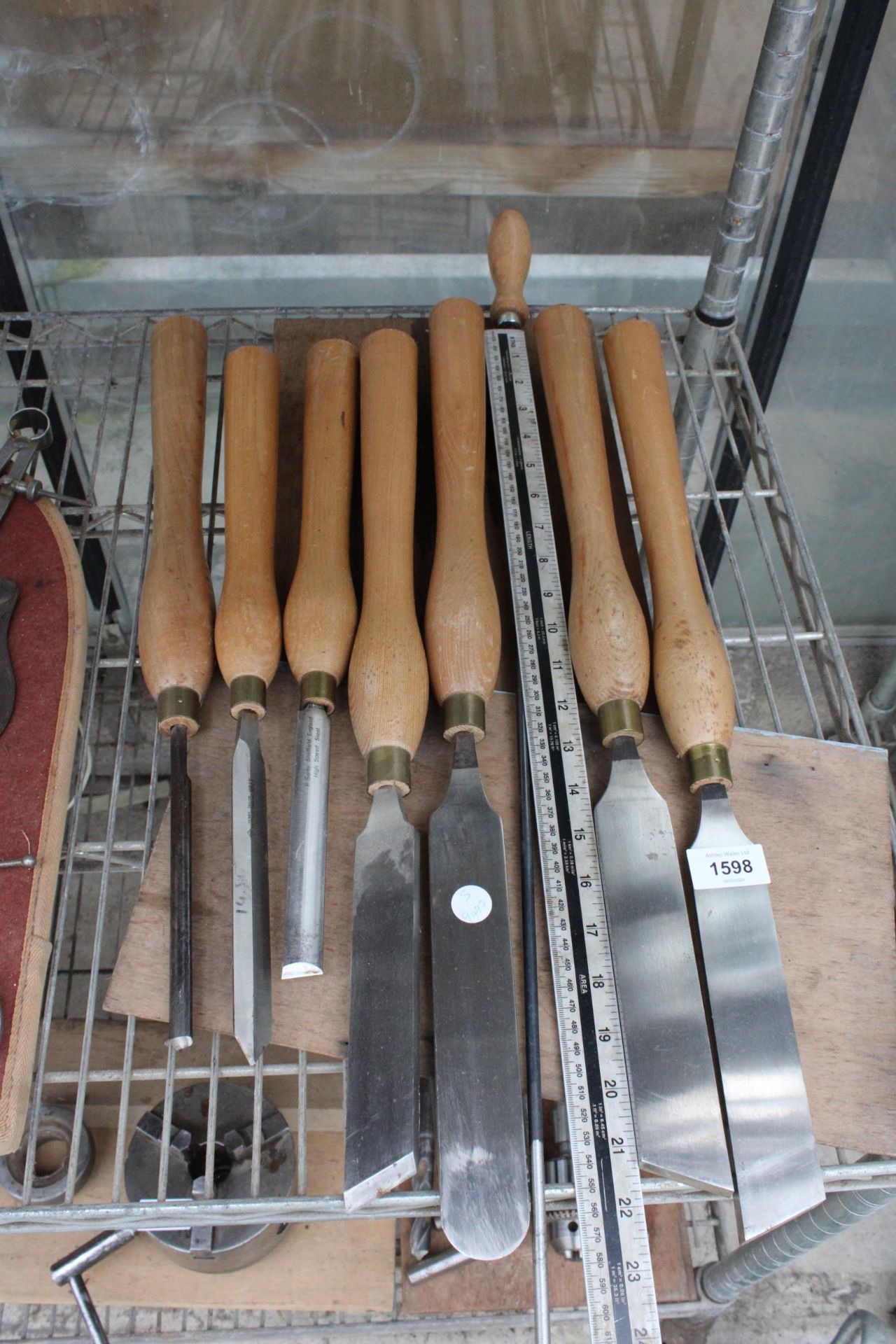 AN ASSORTMENT OF EIGHT LARGE WOODEN HANDLE LATHE TOOLS AND CHISELS - Image 5 of 5