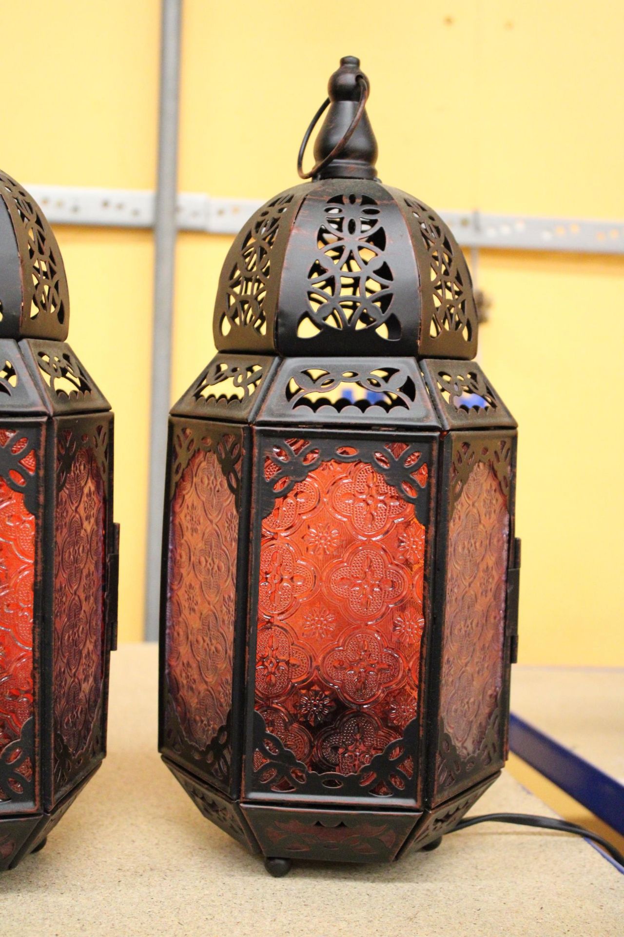A PAIR OF MOROCCAN STYLE TABLE LAMPS - Image 3 of 4