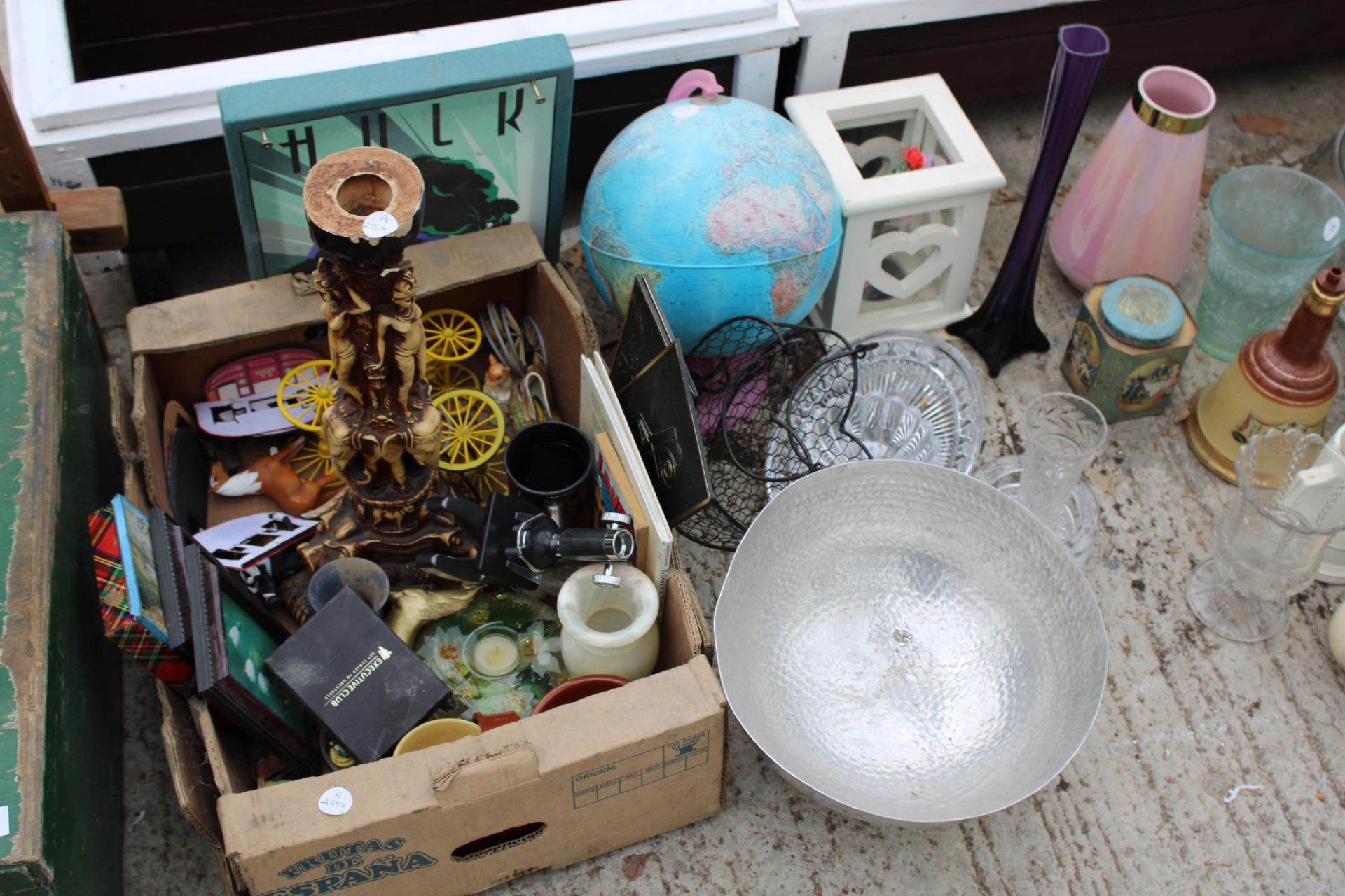 AN ASSORTMENT OF ITEMS TO INCLUDE VANITY CASES, BOOTS AND GLASSWARE ETC - Image 4 of 5