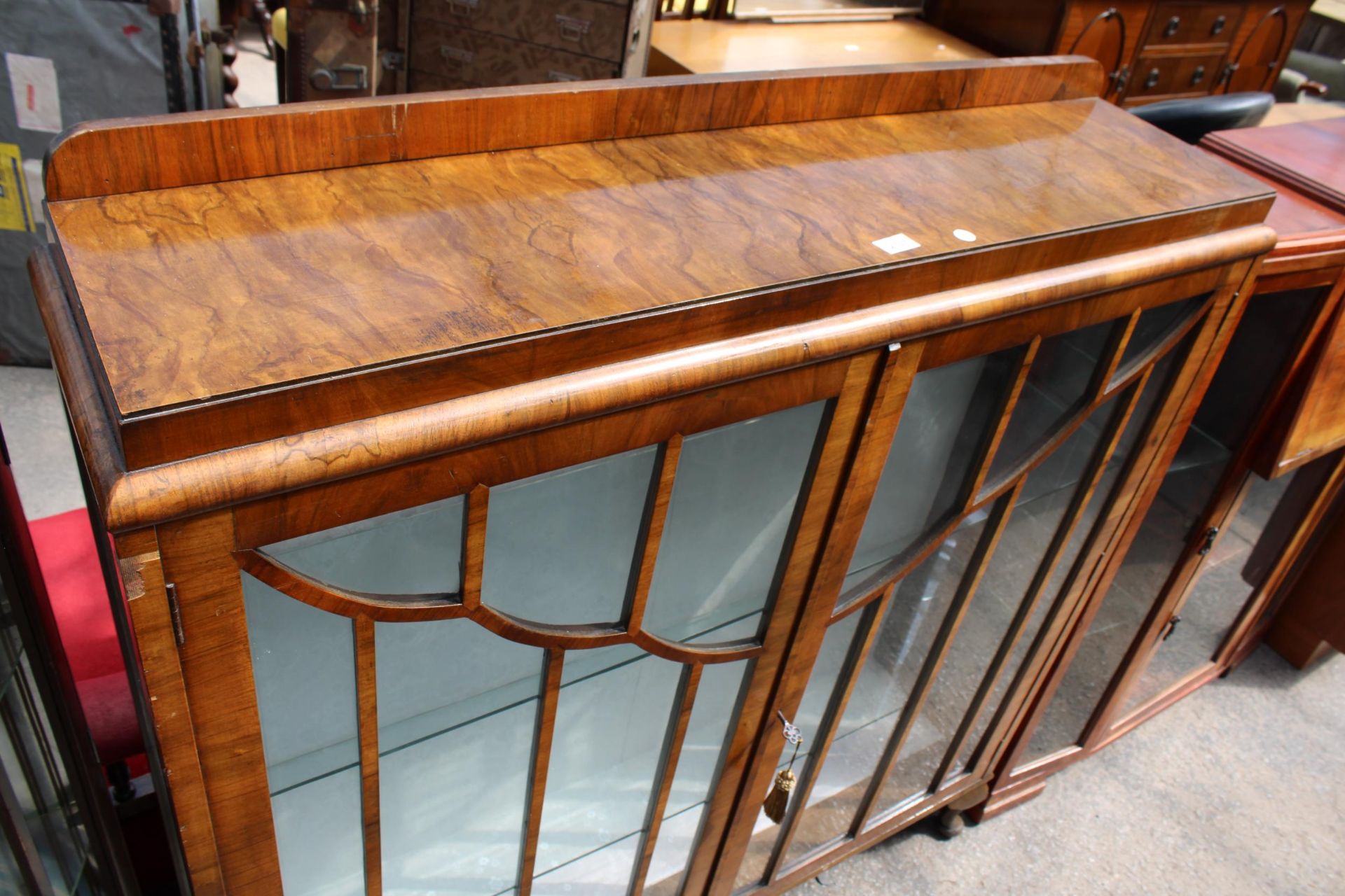 A MID 20TH CENTURY WALNUT TWO DOOR DISPLAY CABINET ON CABRIOLE LEGS, 47" WIDE - Image 3 of 4