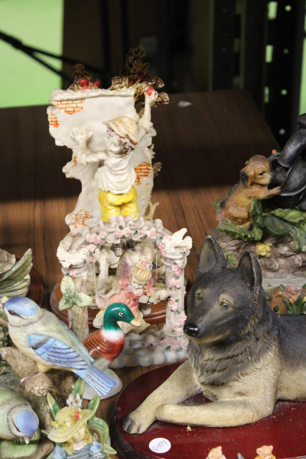 A LARGE QUANTITY OF ANIMAL AND BIRD FIGURES - Image 4 of 6