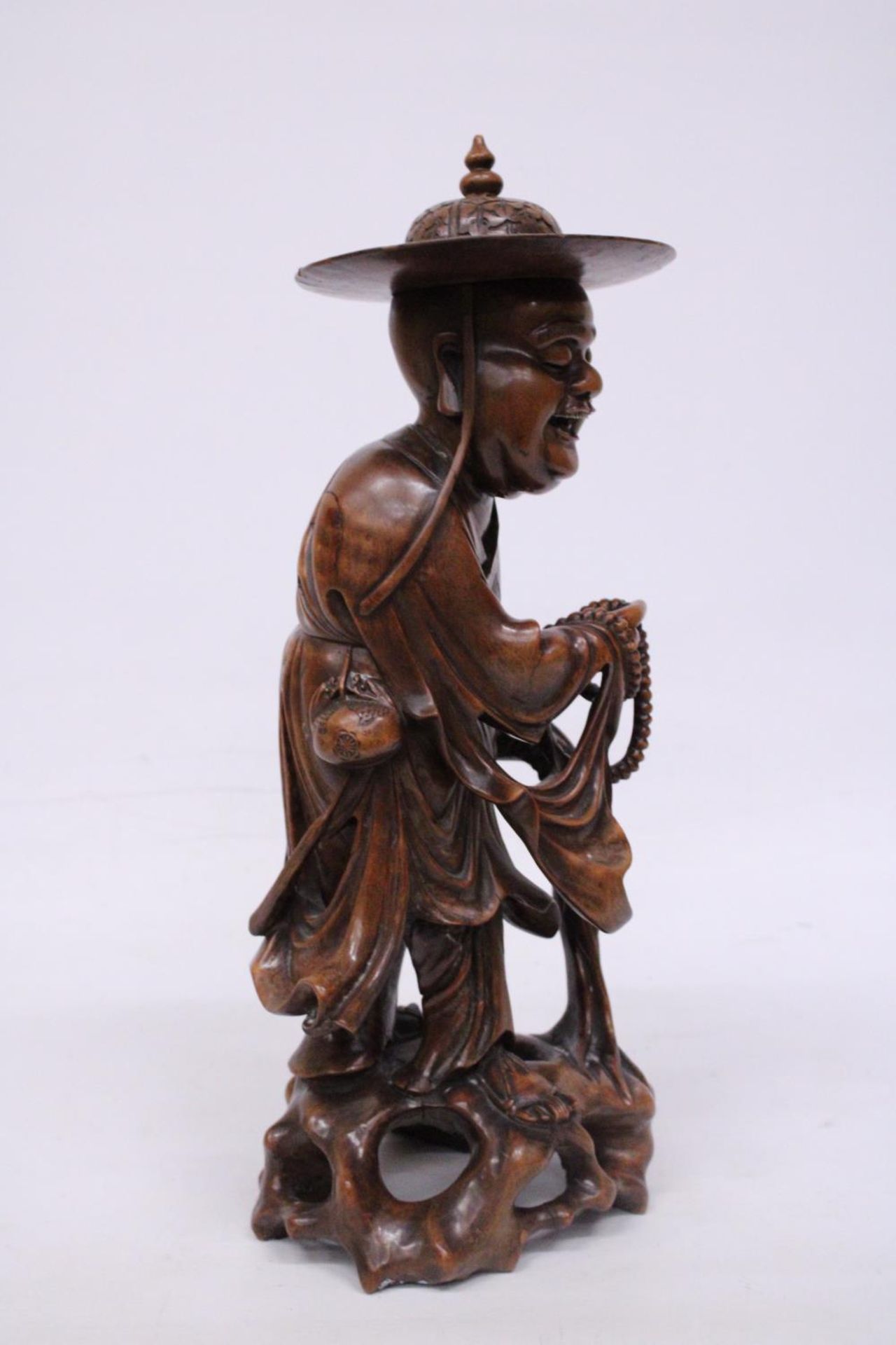 A VINTAGE ORIENTAL ROOTWOOD CARVING OF A HOLYMAN WEARING A TYPICAL COOLIE HAT WITH TEETH ( - Image 4 of 7