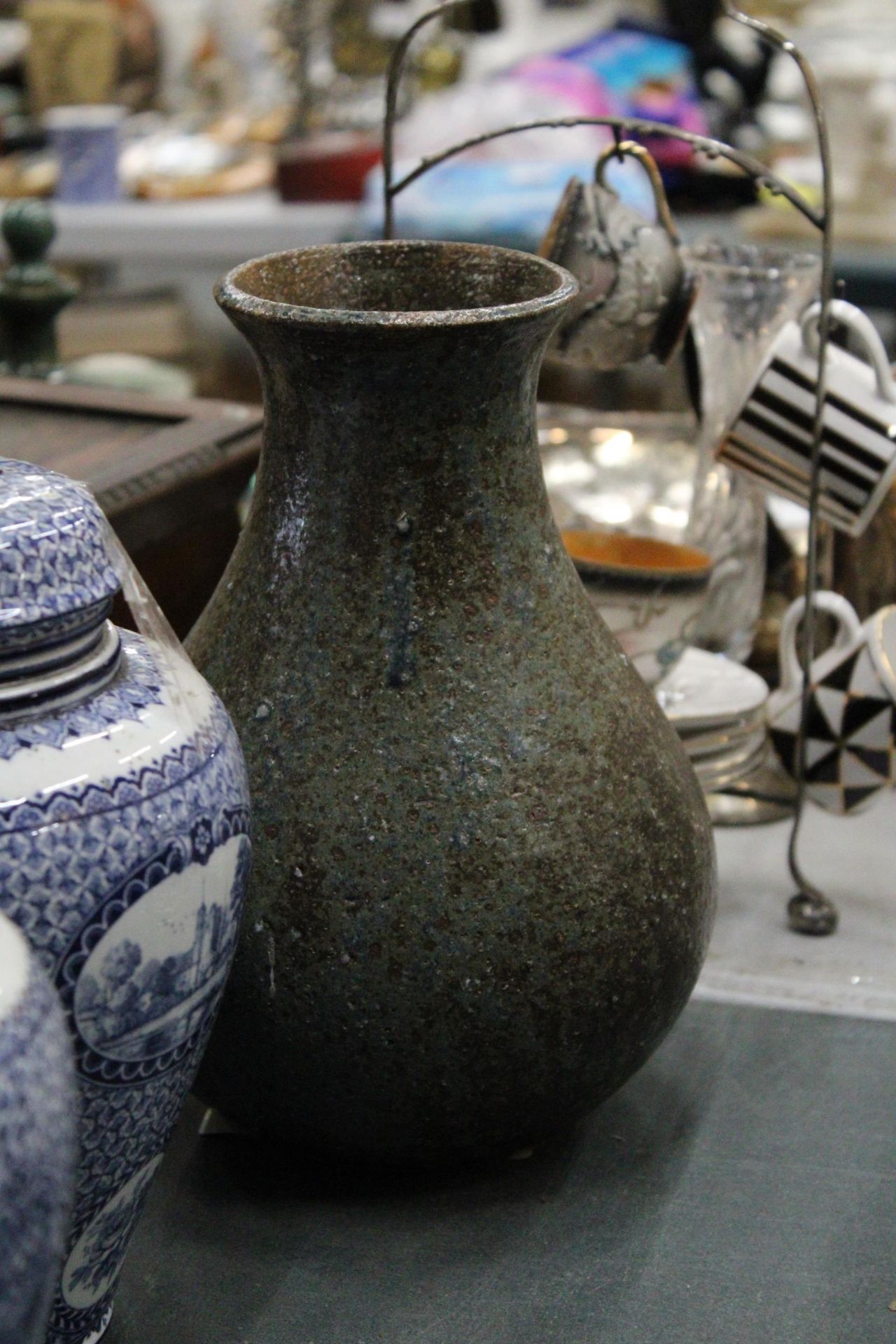 FOUR CERAMIC ITEMS TO INCLUDE A LOSOL WARE CHAMBER POT, TWO LARGE BLUE AND WHITE POTS, ONE WITH A - Image 5 of 5