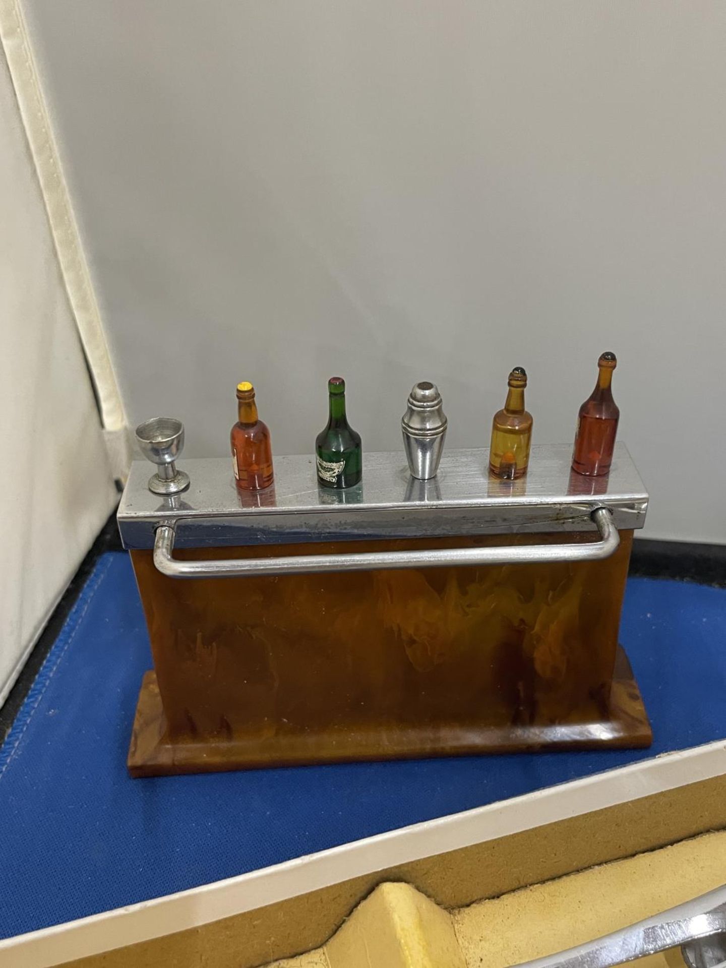 TWO VINTAGE ITEMS TO INCLUDE BOXED CARVING SET AND A BAR CONTAINING NOVELTY COCKTAIL STICKS - Image 4 of 8