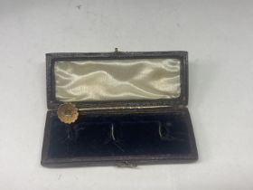 A VINTAGE 9 CARAT GOLD STICK PIN WITH DIAMOND TO CENTRE IN A PRESENTATION BOX