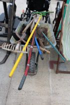 A METAL WHEEL BARROW AND AN ASSORTMENT OF GARDEN TOOLS TO INCLUDE RAKES AND SCYTHES ETC