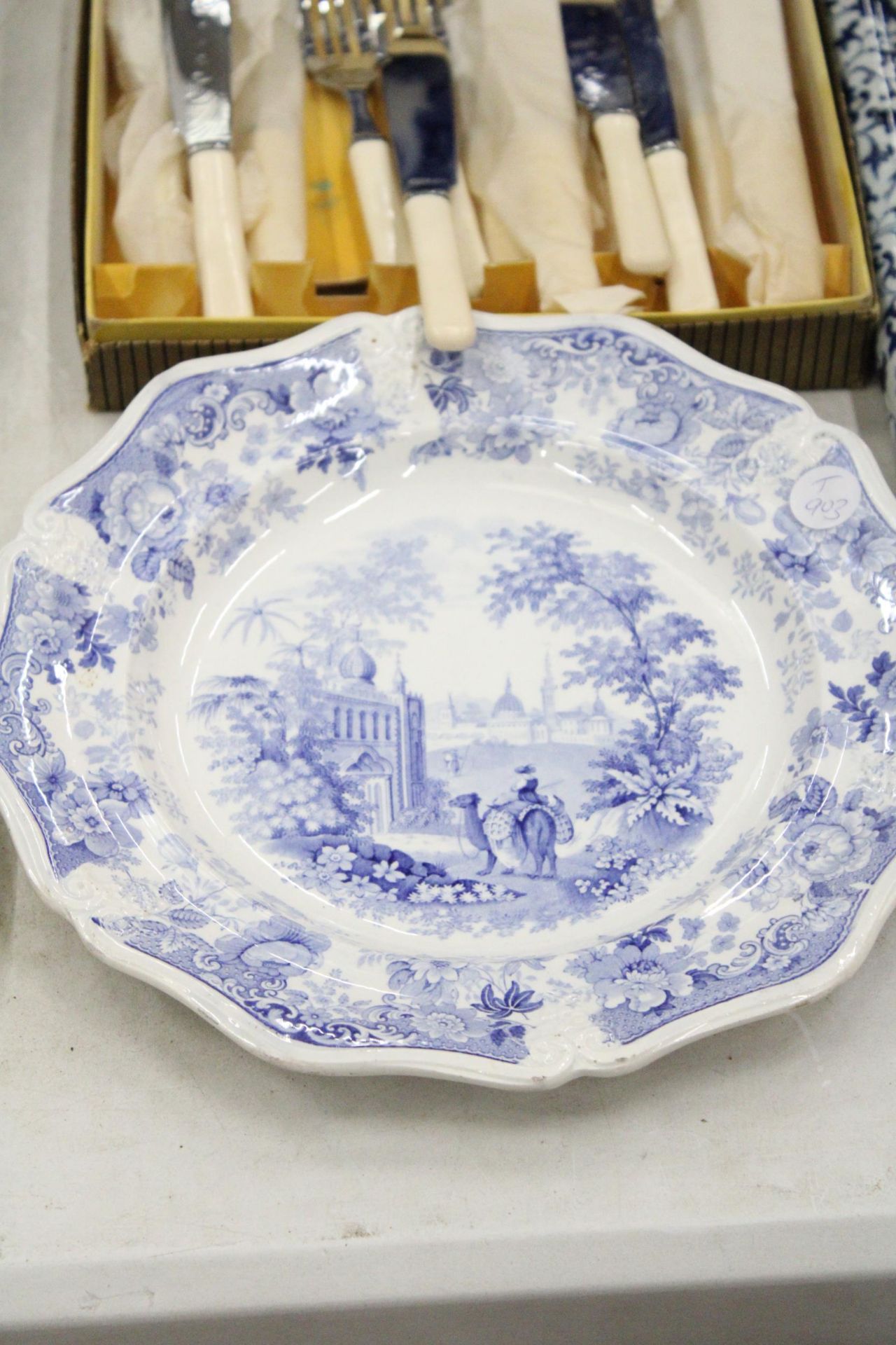 A MIXED LOT OF BLUE AND WHITE WARE TO INCLUDE A CERMANIC BED CHAMBER AND CABINET PLATE PLUS A - Image 2 of 6