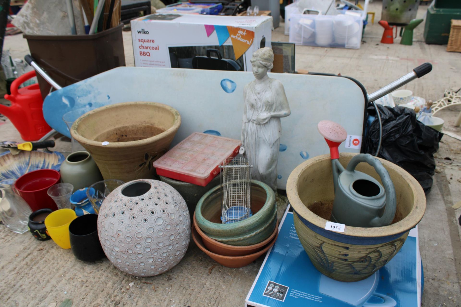 AN ASSORTMENT OF ITEMS TO INCLUDE GARDEN TOOLS, PLANT POTS AND A BBQ ETC - Image 4 of 4