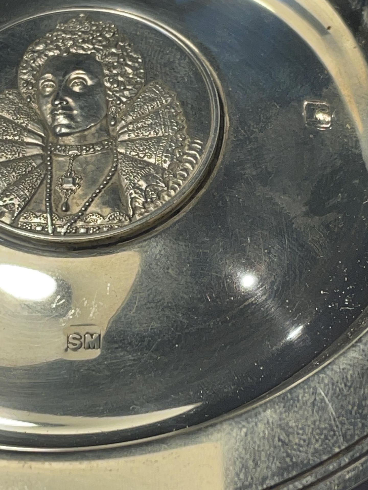 A HALLMARKED LONDON SILVER QUEEN ELIZABETH I ROYAL LINEAGE NO.79 LIMITED EDITION OF 1500 DISH - Image 4 of 5