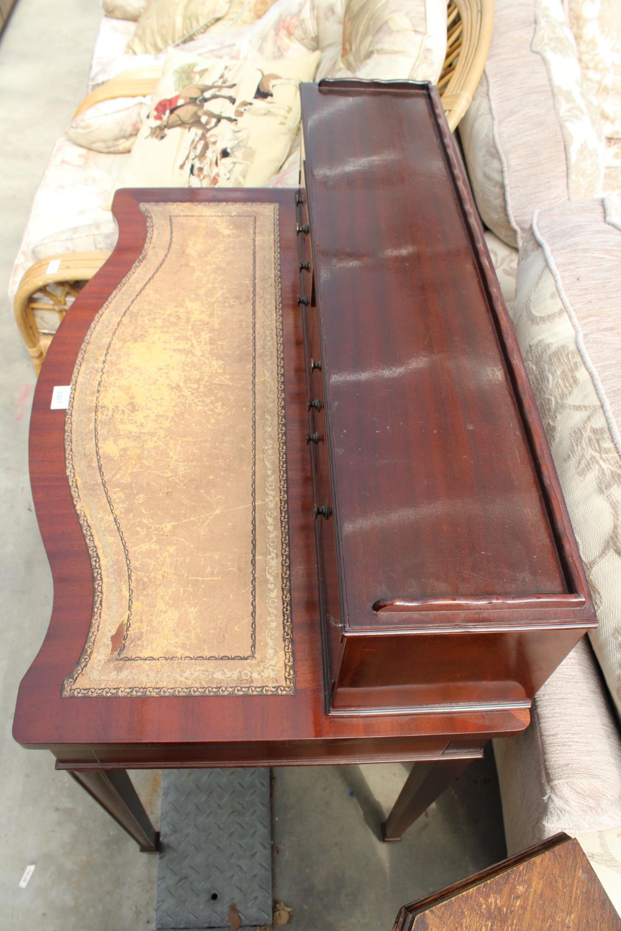 A 19TH CENTURY STYLE LADIES SERPENTINE FRONT LADIES WRITING DESK WITH INSET LEATHER TOP, 36" WIDE - Image 3 of 6