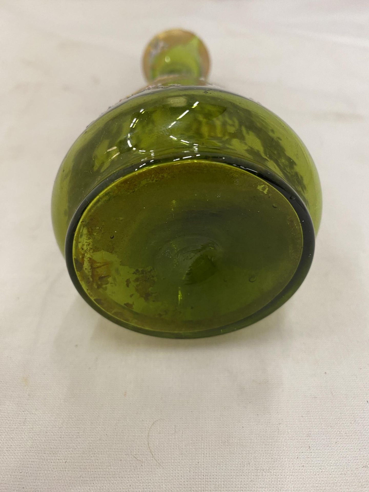 A GREEN STOURBRIDGE GILT GLASS VASE - Image 6 of 6