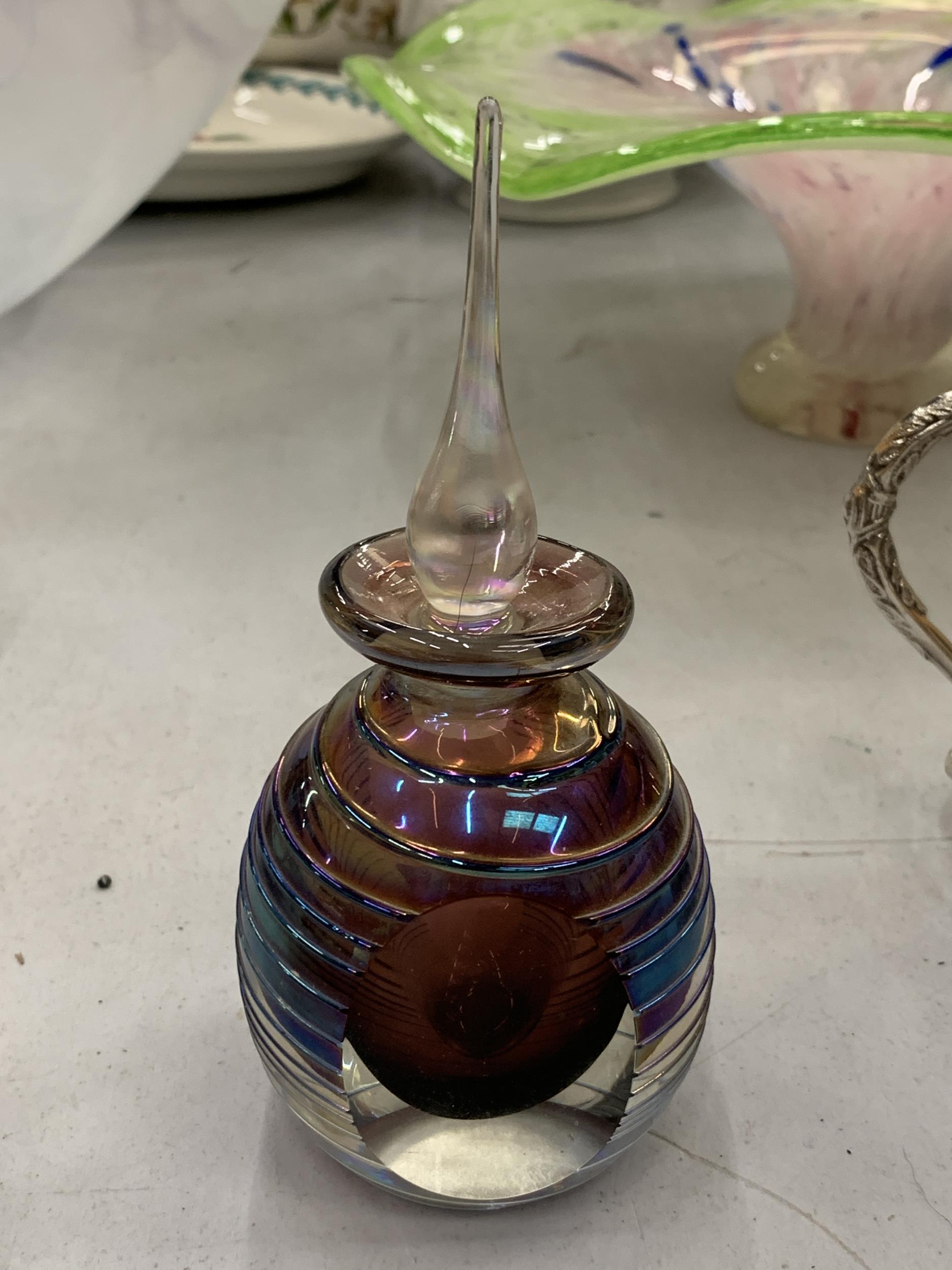 A VINTAGE GLASS ART IRIDESCENT SPUN THREADED PERFUME BOTTLE - Image 3 of 4