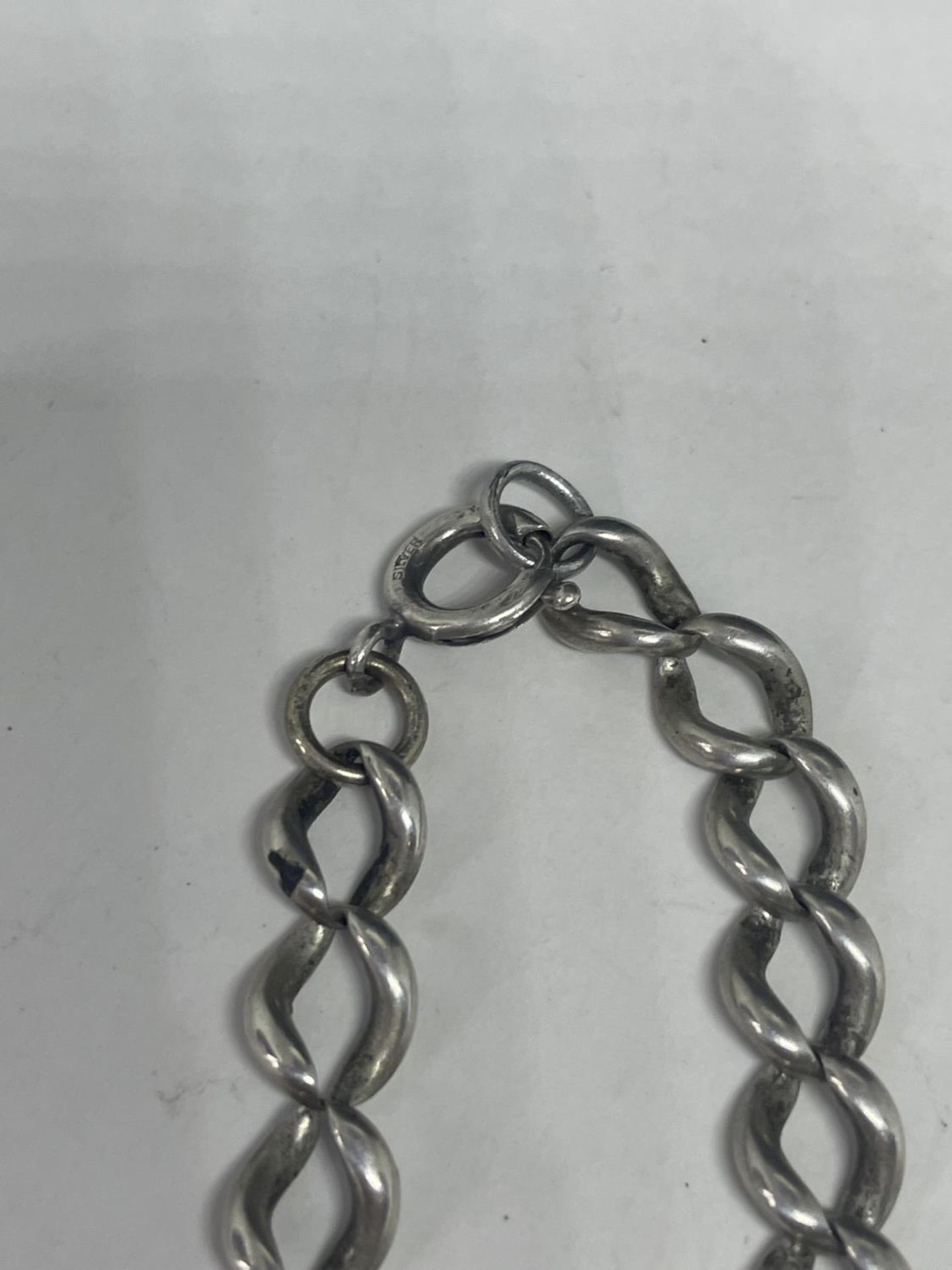 A SILVER WRIST CHAIN - Image 3 of 3