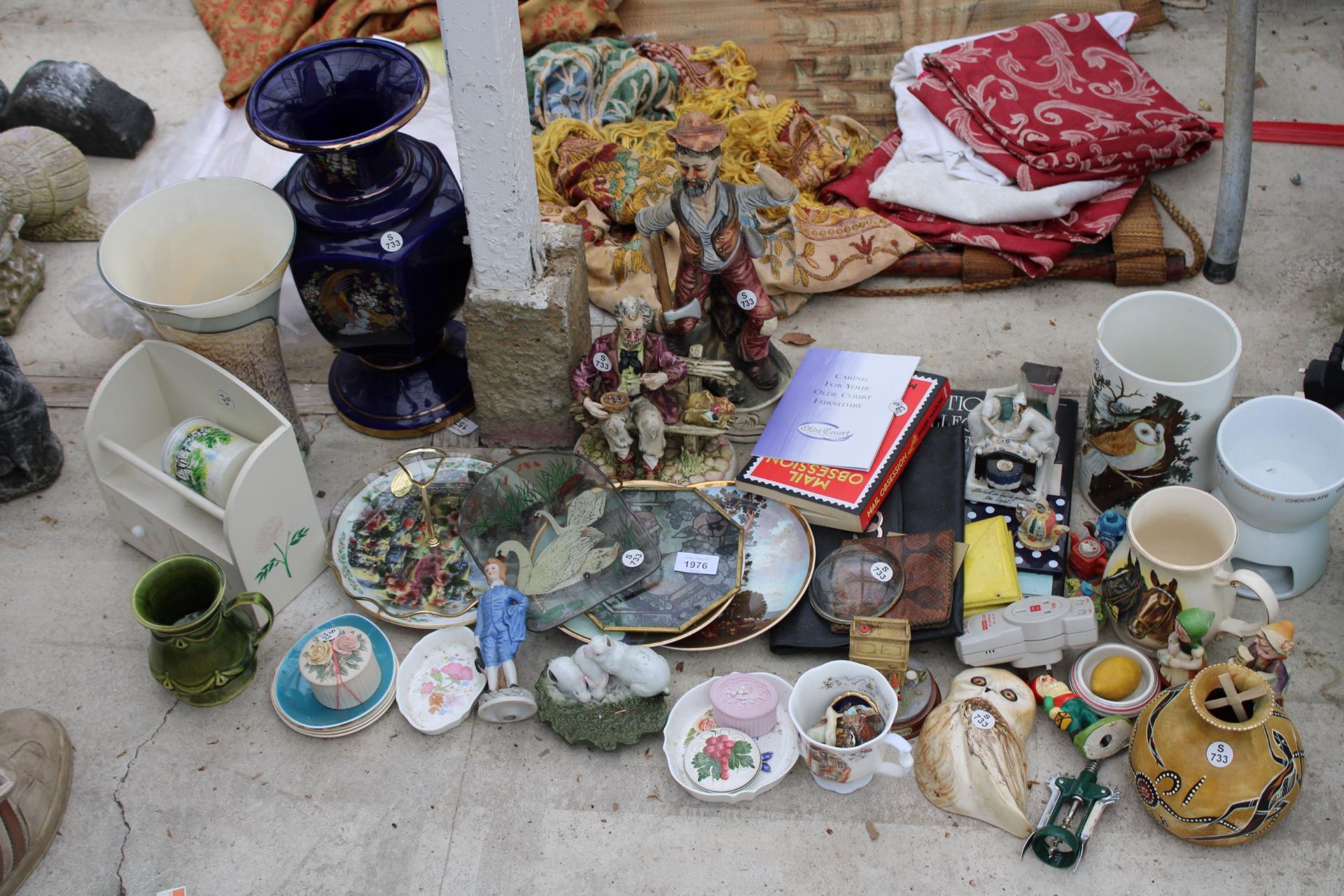 AN ASSORTMENT OF ITEMS TO INCLUDE CERAMIC VASES, FIGURES AND BOOKS ETC