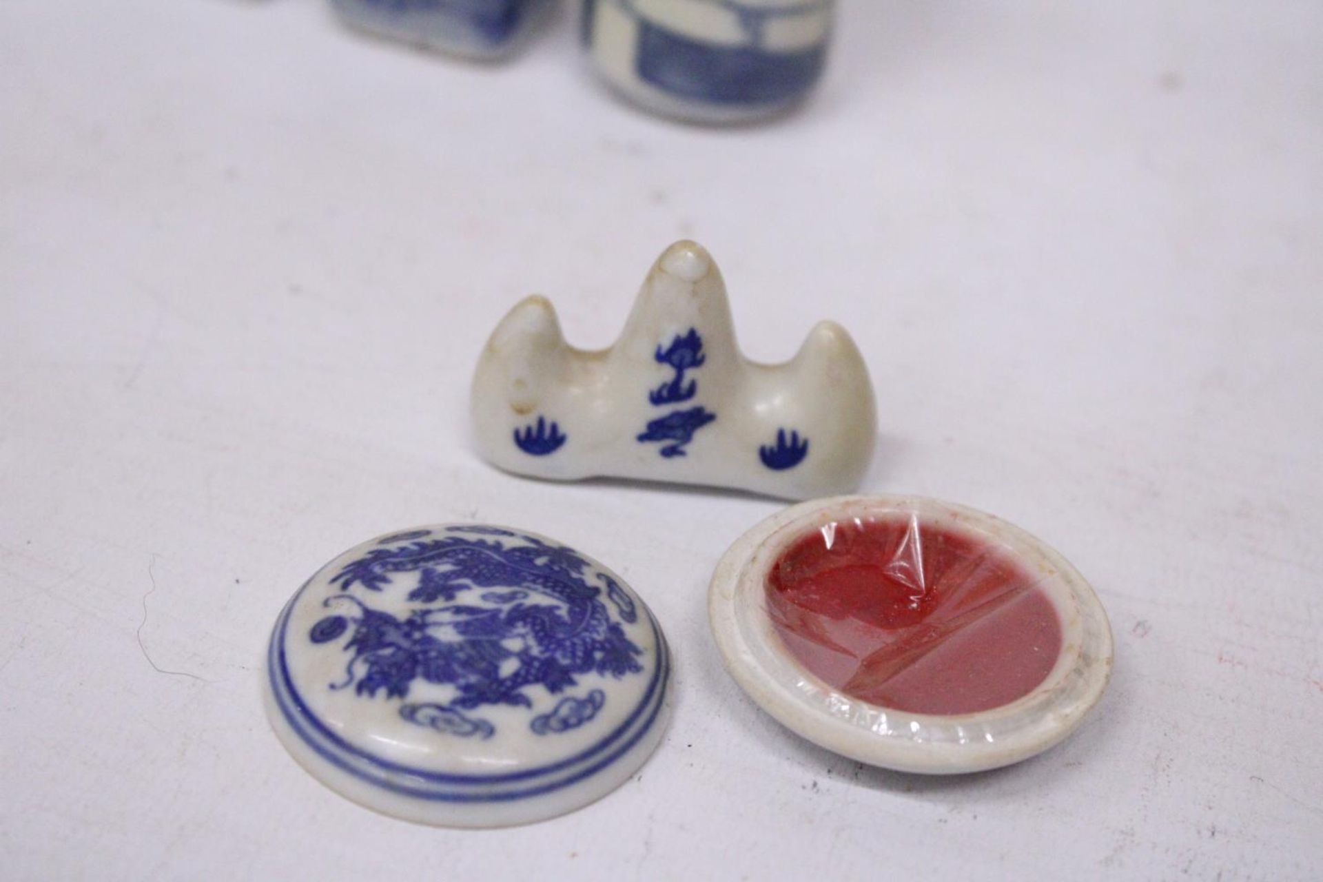 A COLLECTION OF BLUE & WHITE CHINESE CERAMICS (6) TO INCLUDE THREE SNUFF BOTTLES WITH MARKS TO THE - Image 5 of 7