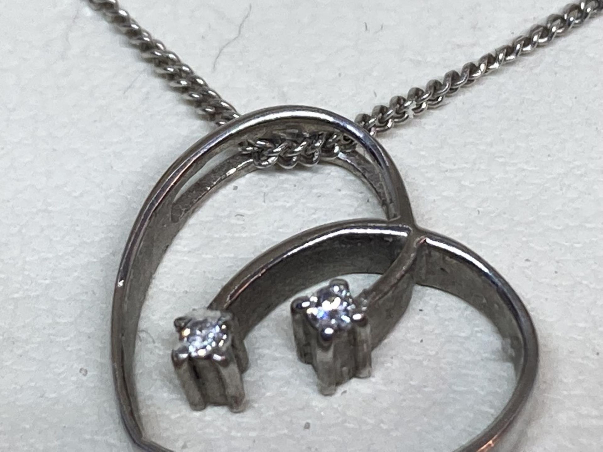 A WHITE ICE SILVER AND DIAMOND NECKLACE WITH HEART PENDANT CONTAINING TWO DIAMONDS IN AN ORIGINAL - Bild 8 aus 12