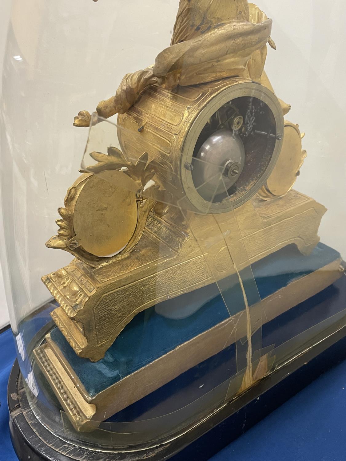 A VINTAGE FRENCH ORMOLU CLOCK WITH DECORATIVE ENAMEL FACE AND PANELS IN A GLASS DOME (A/F) - Image 8 of 10