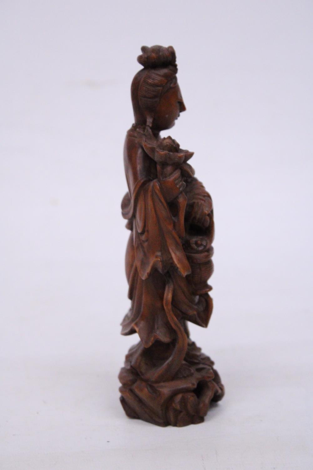 A CHINESE CARVED ROOTWOOD FIGURE OF A GEISHA GIRL, HEIGHT 19.5 CM - Image 4 of 5