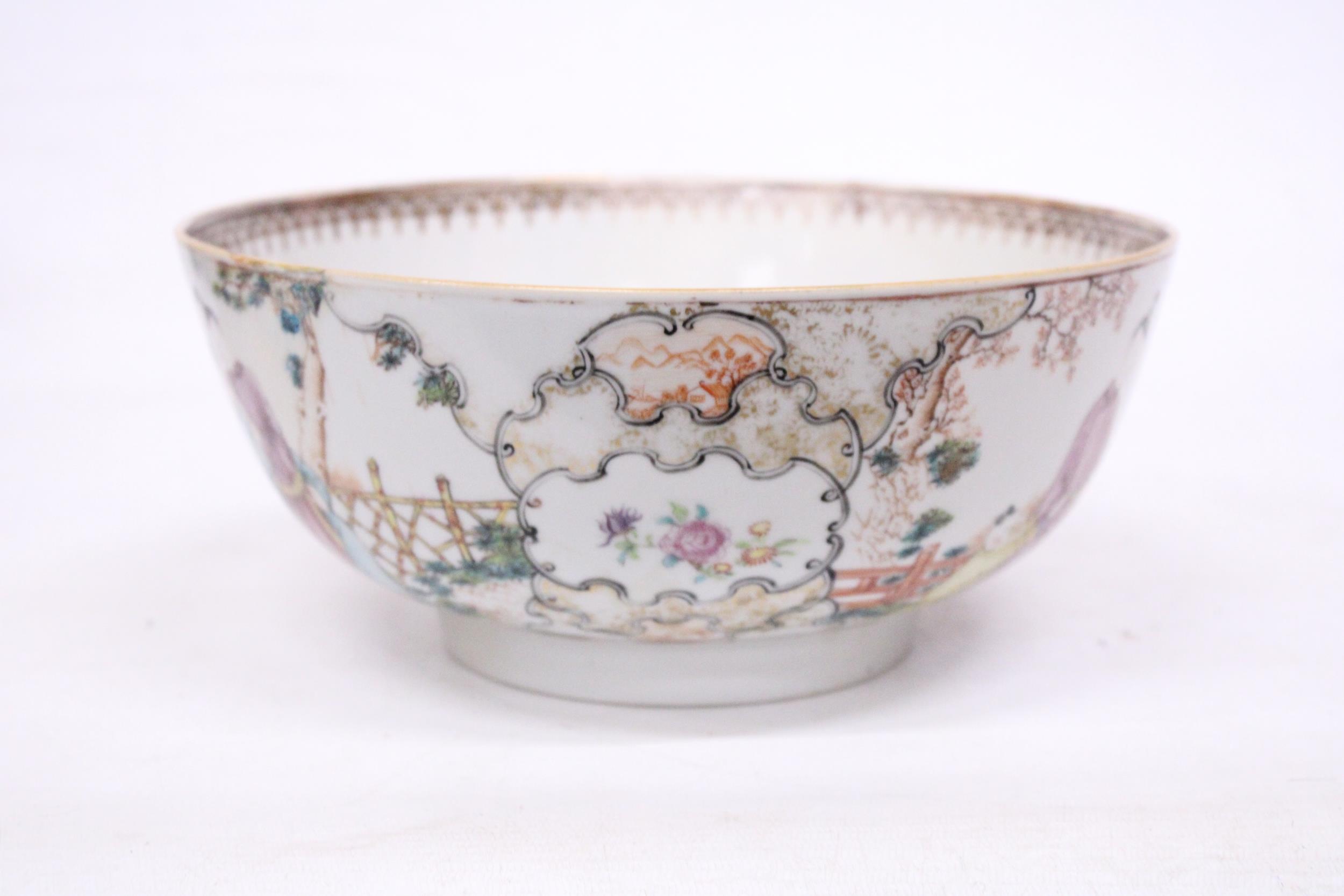 A CHINESE EXPORT FIGURAL DESIGN FOOTED BOWL - 11 CM (H) - 25.5 (D) - Image 2 of 7