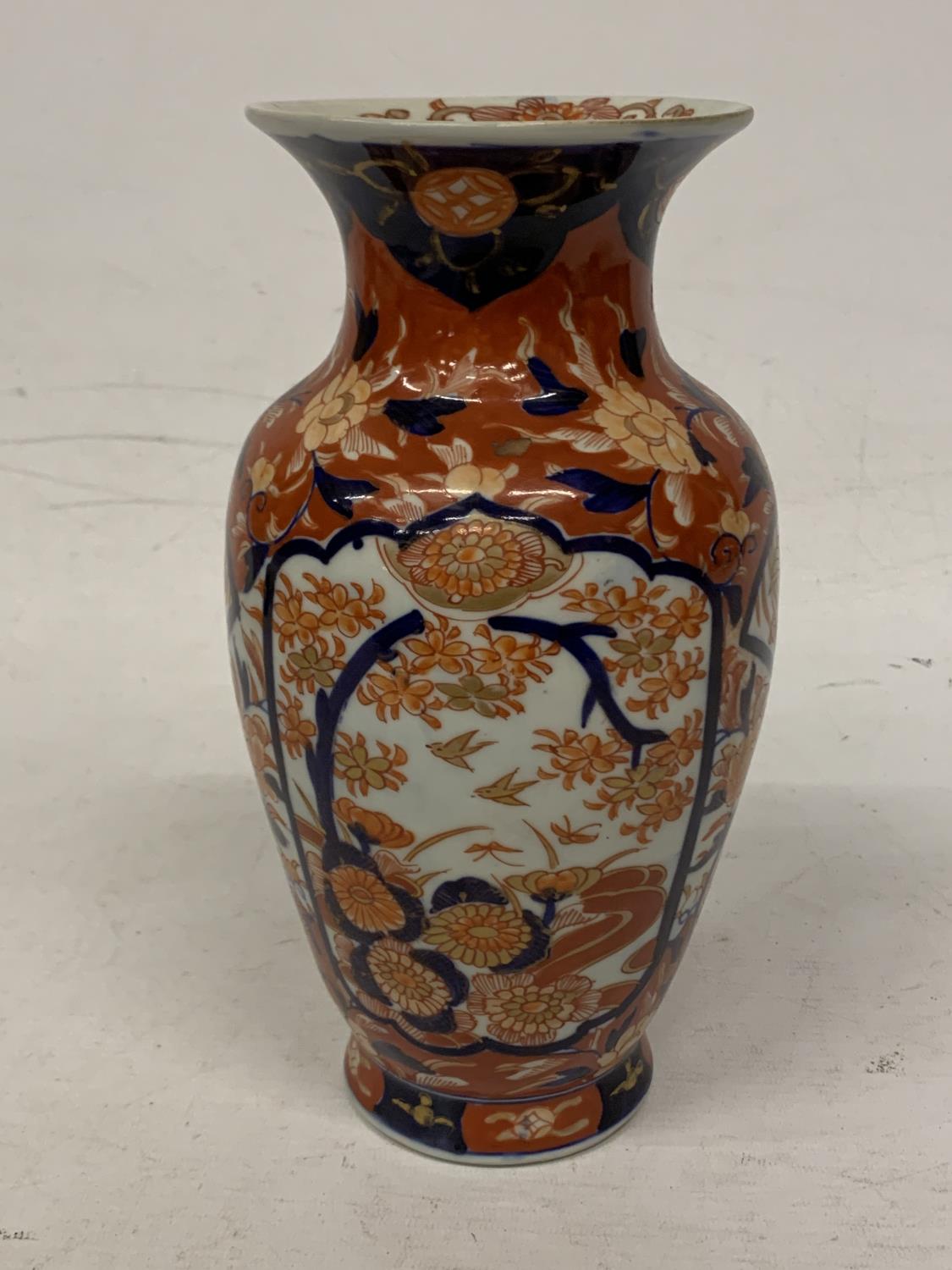 AN IMARI JAPANESE VASE - BLUE & ORANGE - 25 CM