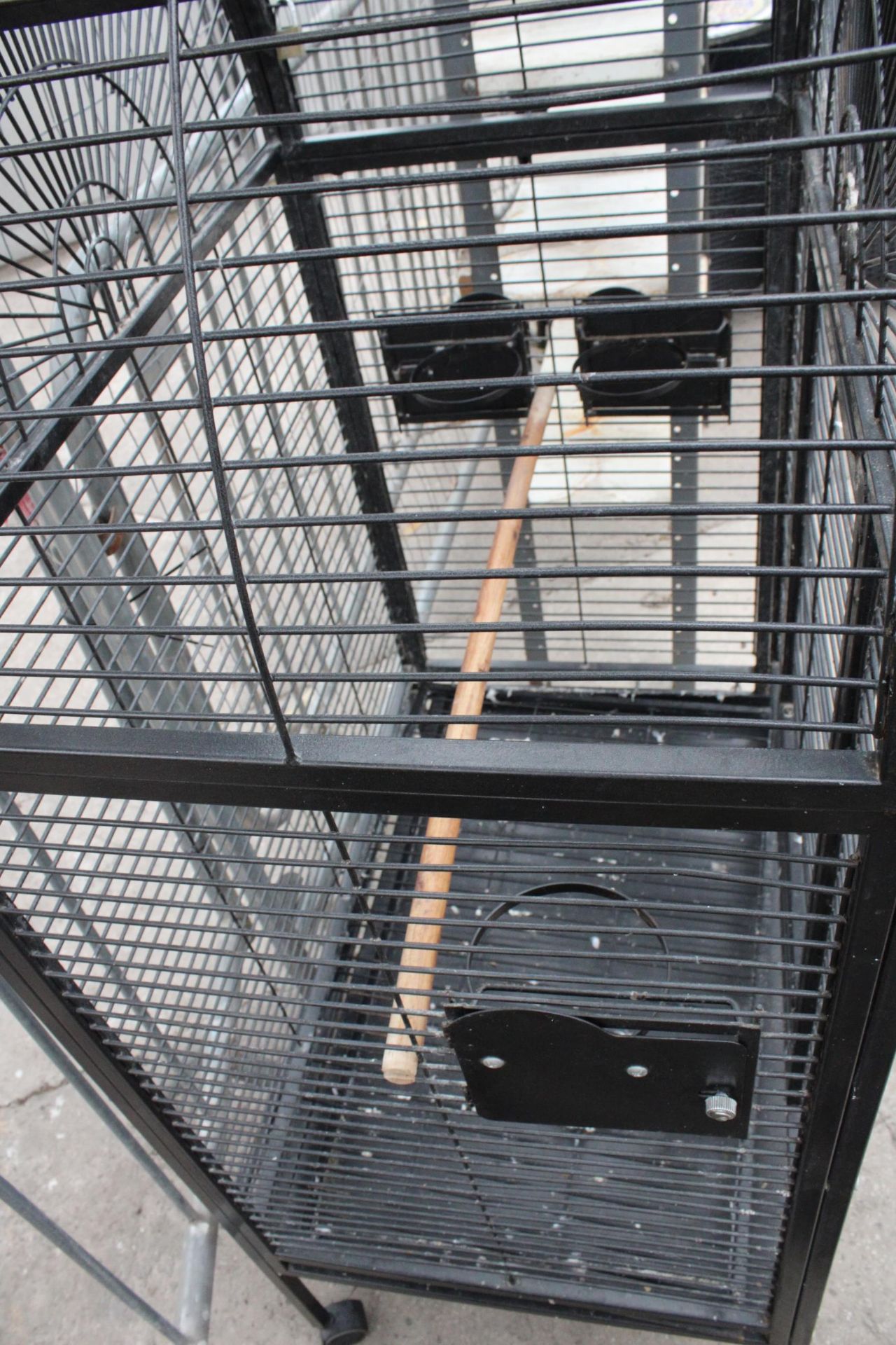 A LARGE METAL PARROT CAGE - Image 3 of 3