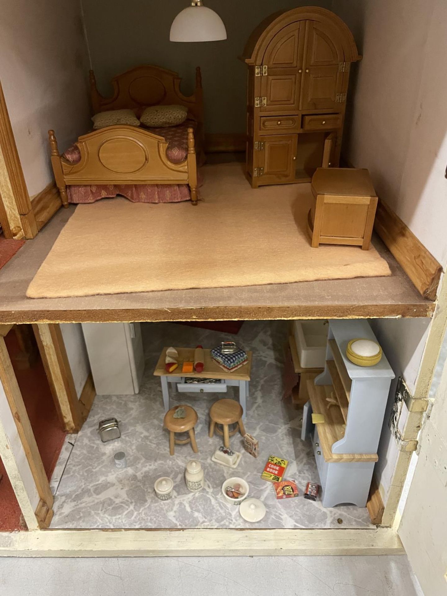 A VINTAGE THREE STOREY DOLLS HOUSE WITH FURNITURE AND LIGHTS - Image 11 of 12