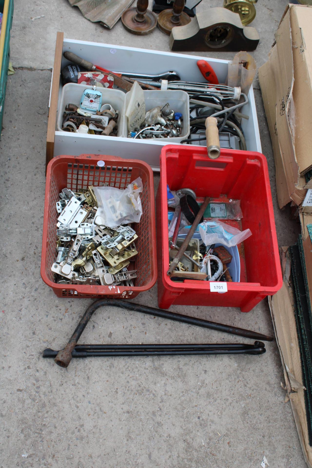 AN ASSORTMENT OF HARDWARE TO INCLUDE DOOR HINGES AND BOLTS ETC