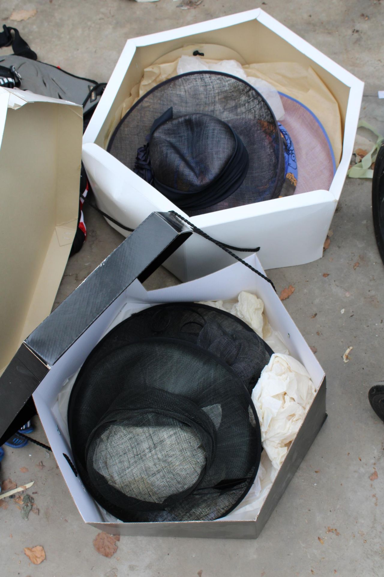 FOUR LADIES WEDDING HATS AND TWO HAT BOXES - Image 2 of 4